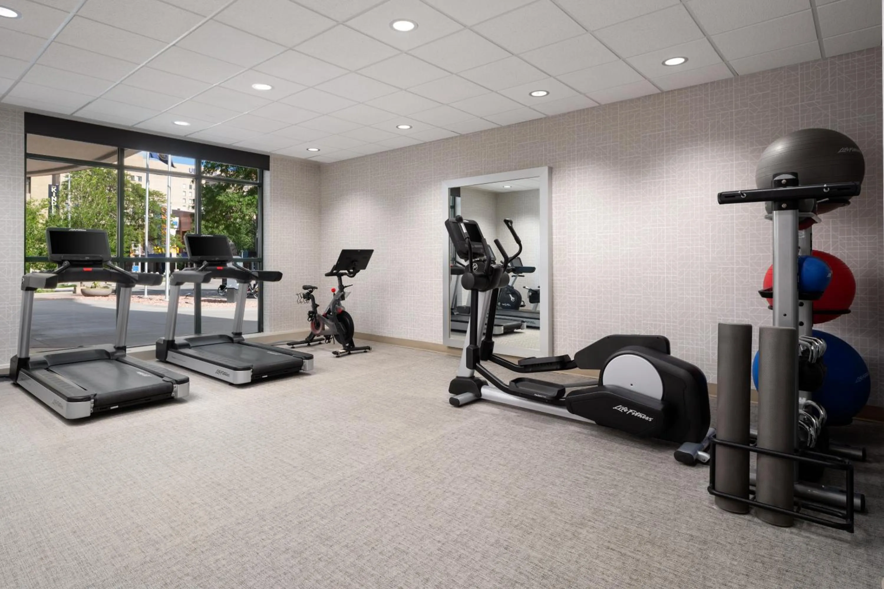 Fitness centre/facilities in Embassy Suites Lincoln