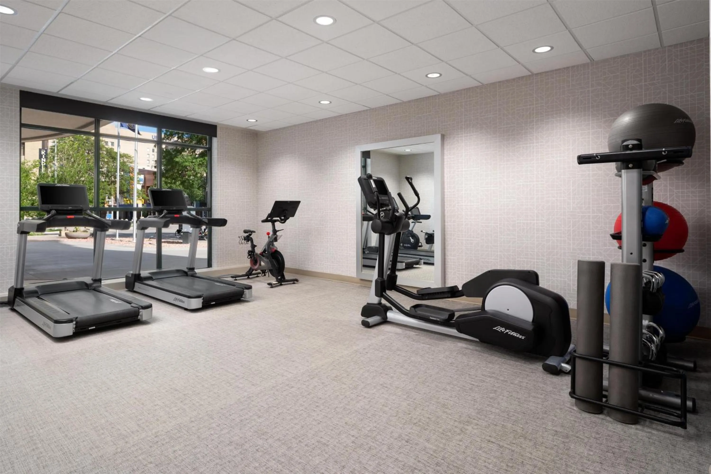Fitness centre/facilities in Embassy Suites Lincoln