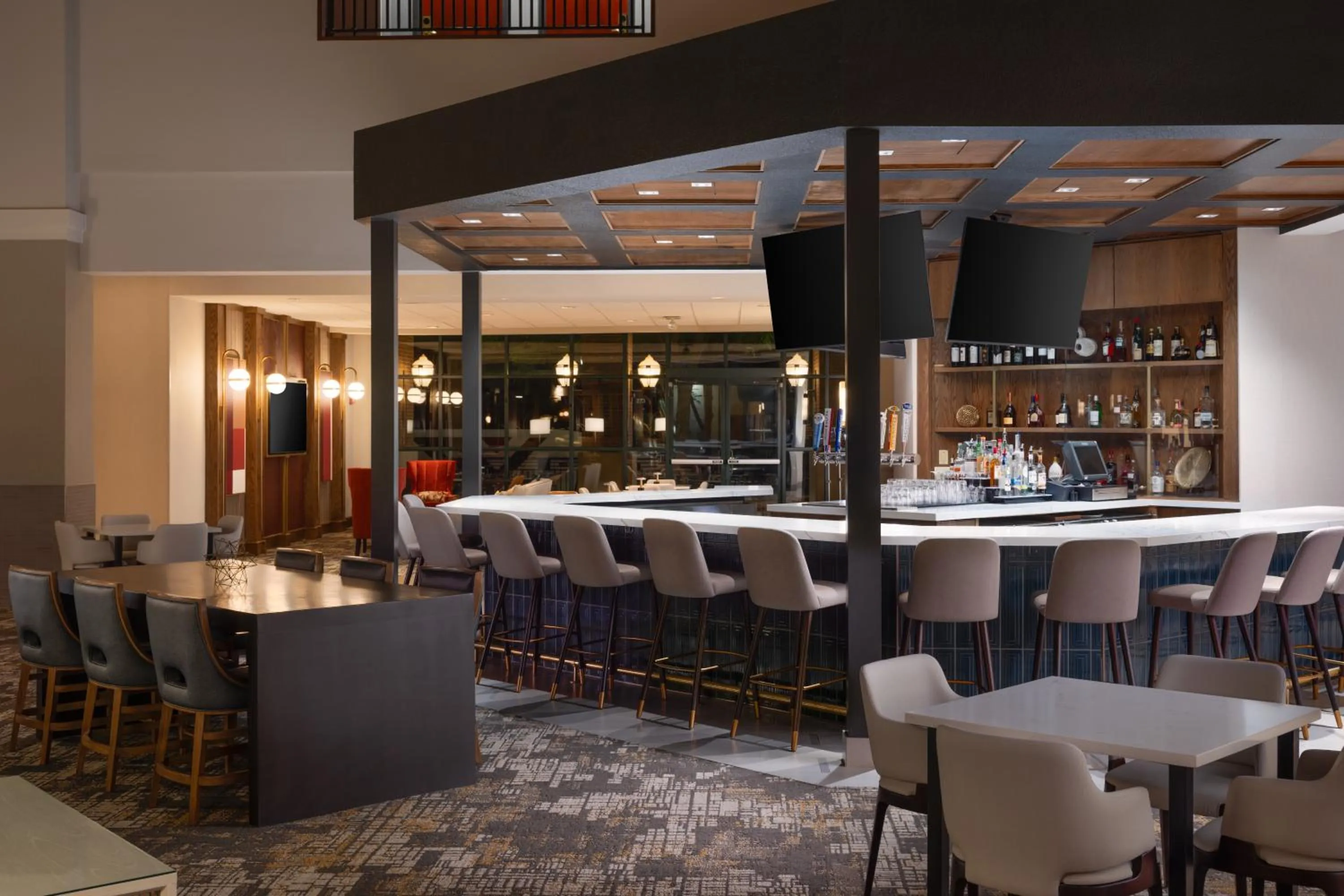 Lounge or bar in Embassy Suites Lincoln