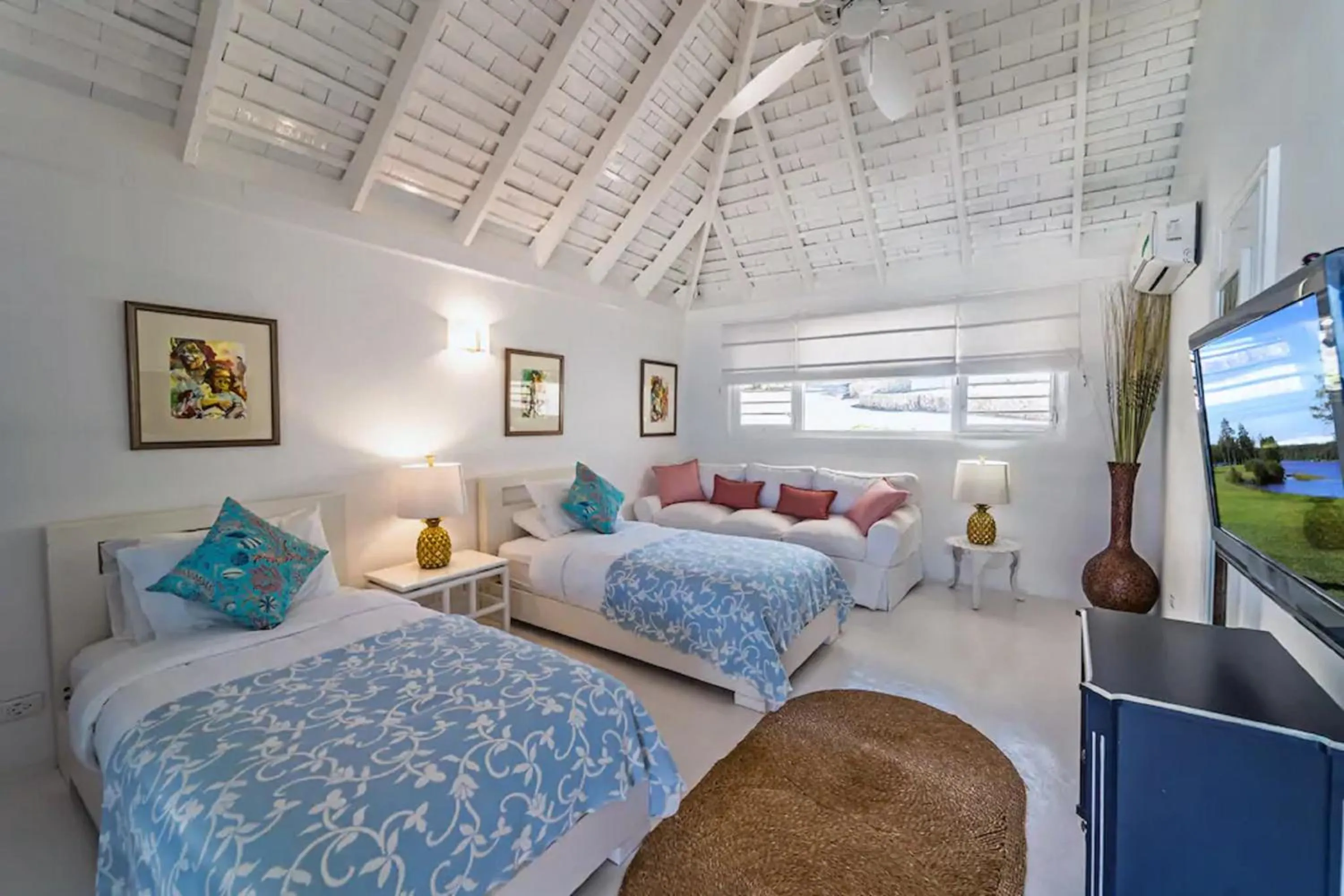 Bedroom, Bed in Magnificent 5-Bedroom Estate Villa, Sleeps 12