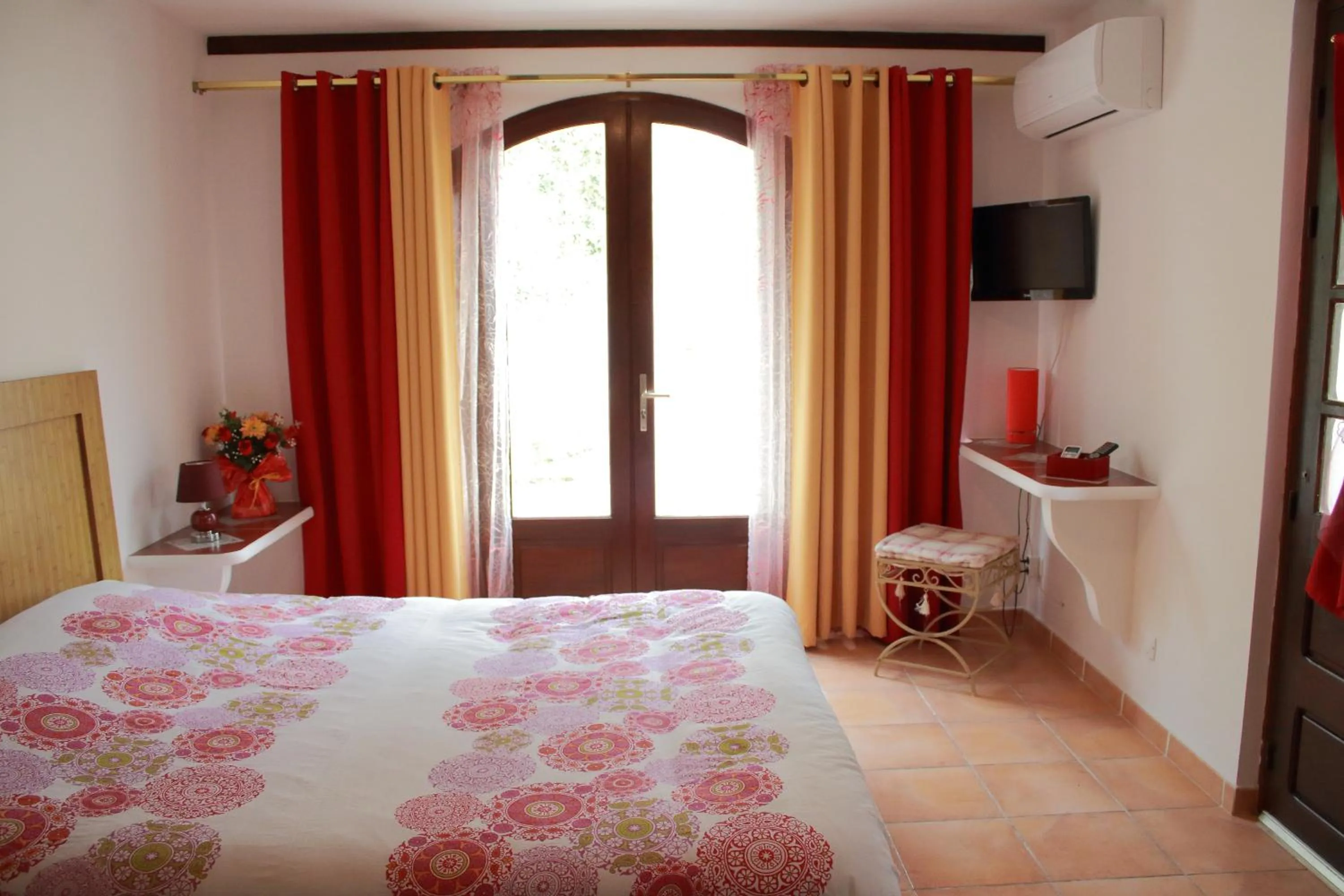 Photo of the whole room, Bed in Domaine Le Clos des Oliviers