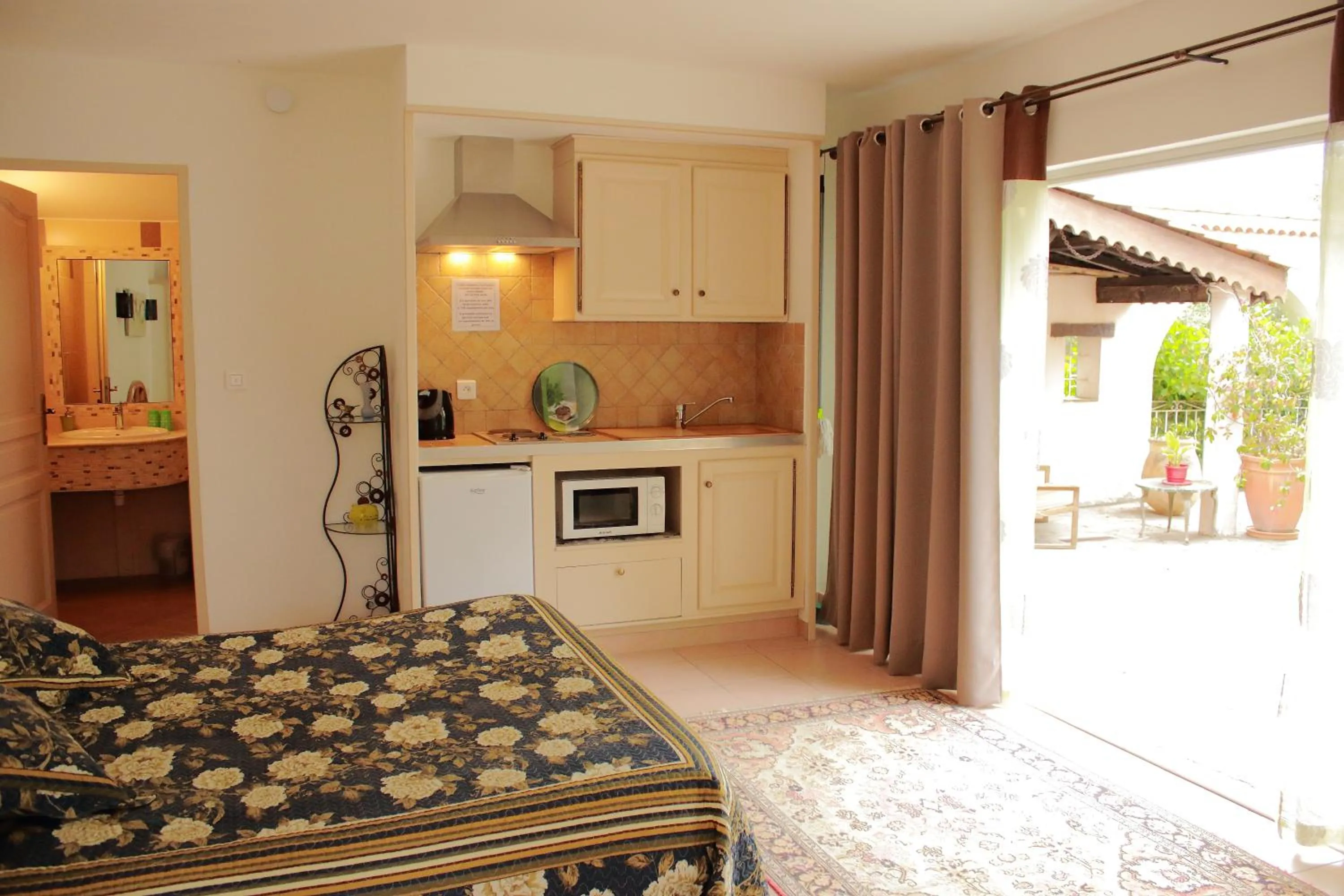 Kitchen or kitchenette, Bed in Domaine Le Clos des Oliviers