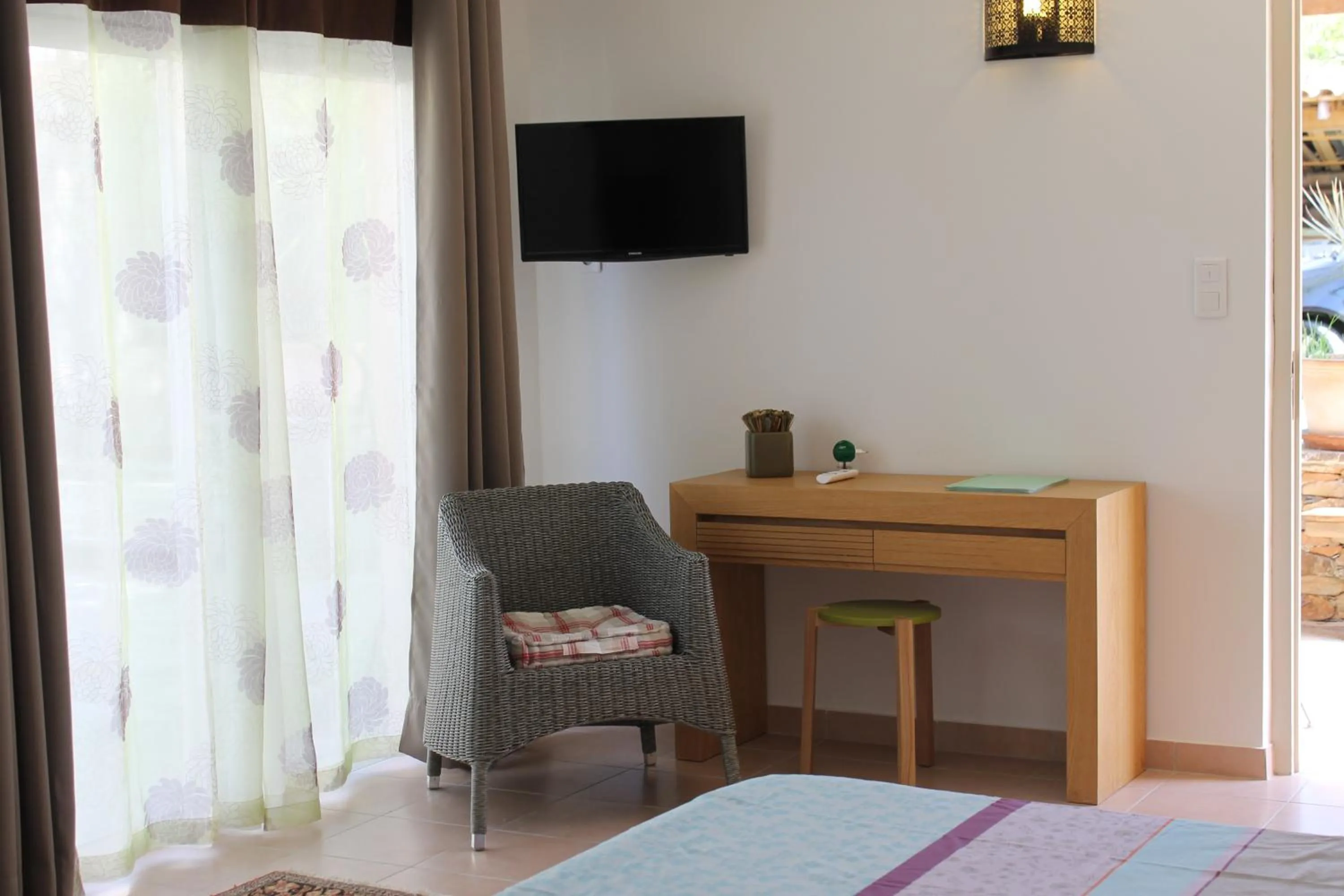 TV and multimedia, Bed in Domaine Le Clos des Oliviers