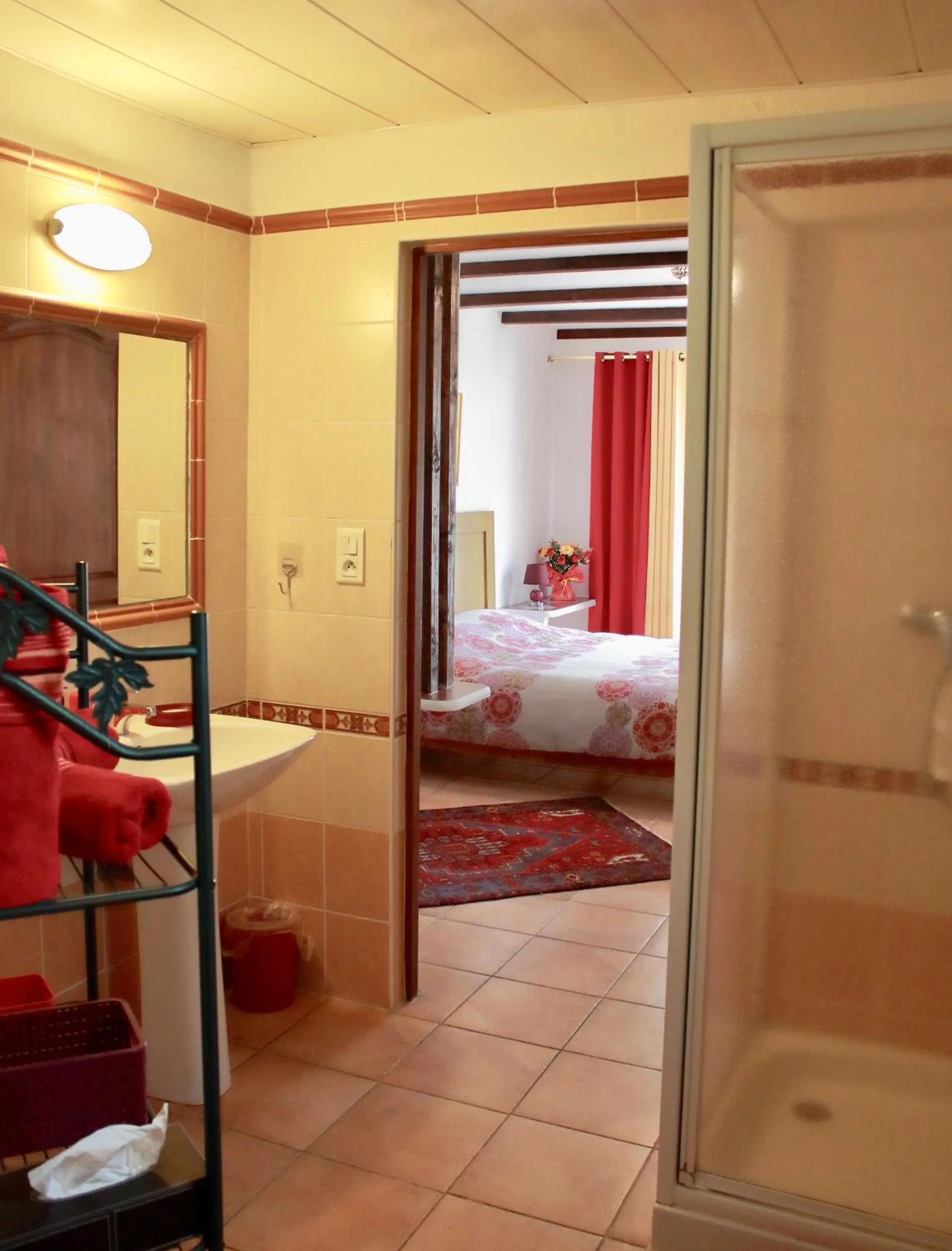 Bathroom, Bed in Domaine Le Clos des Oliviers