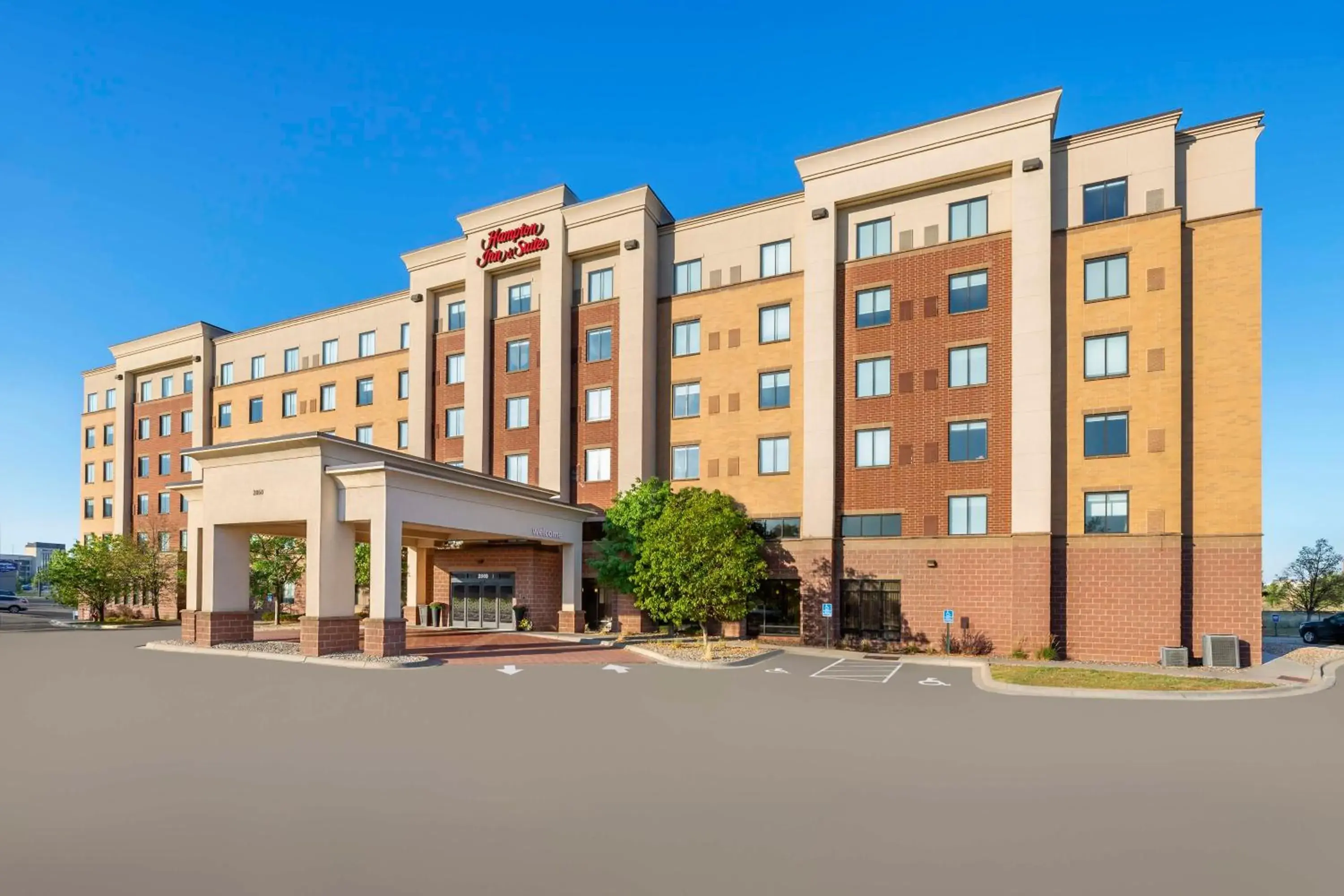Property building in Hampton Inn & Suites Minneapolis St. Paul Airport - Mall of America Property building in Hampton Inn & Suites Minneapolis St. Paul Airport - Mall of America