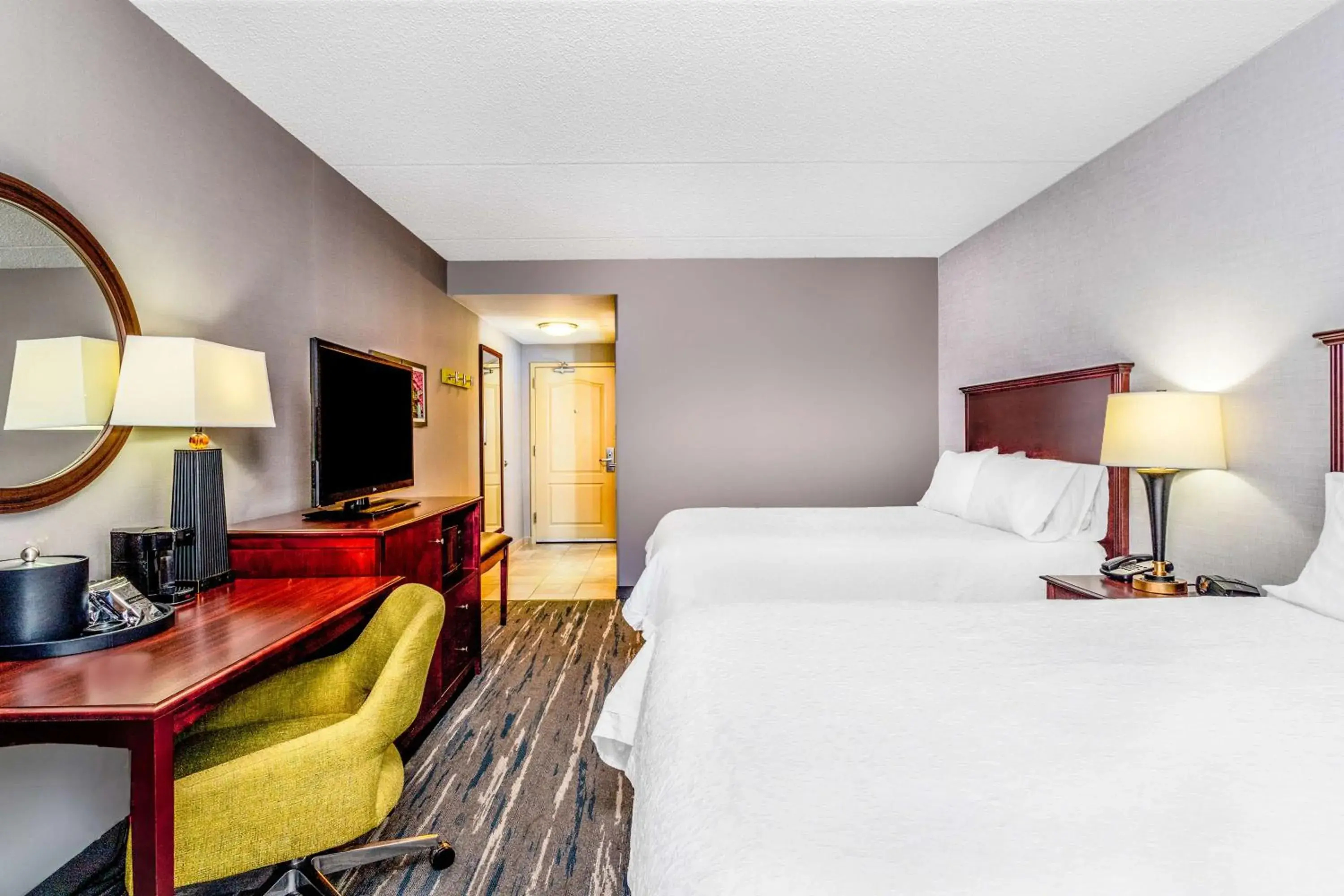 Bedroom, Bed in Hampton Inn & Suites Minneapolis St. Paul Airport - Mall of America Bedroom, Bed in Hampton Inn & Suites Minneapolis St. Paul Airport - Mall of America