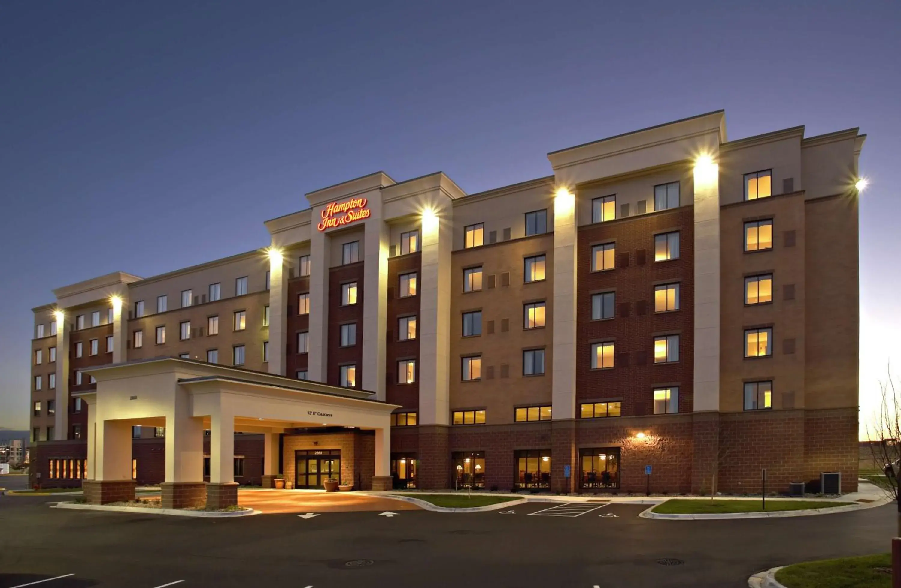Property building in Hampton Inn & Suites Minneapolis St. Paul Airport - Mall of America Property building in Hampton Inn & Suites Minneapolis St. Paul Airport - Mall of America