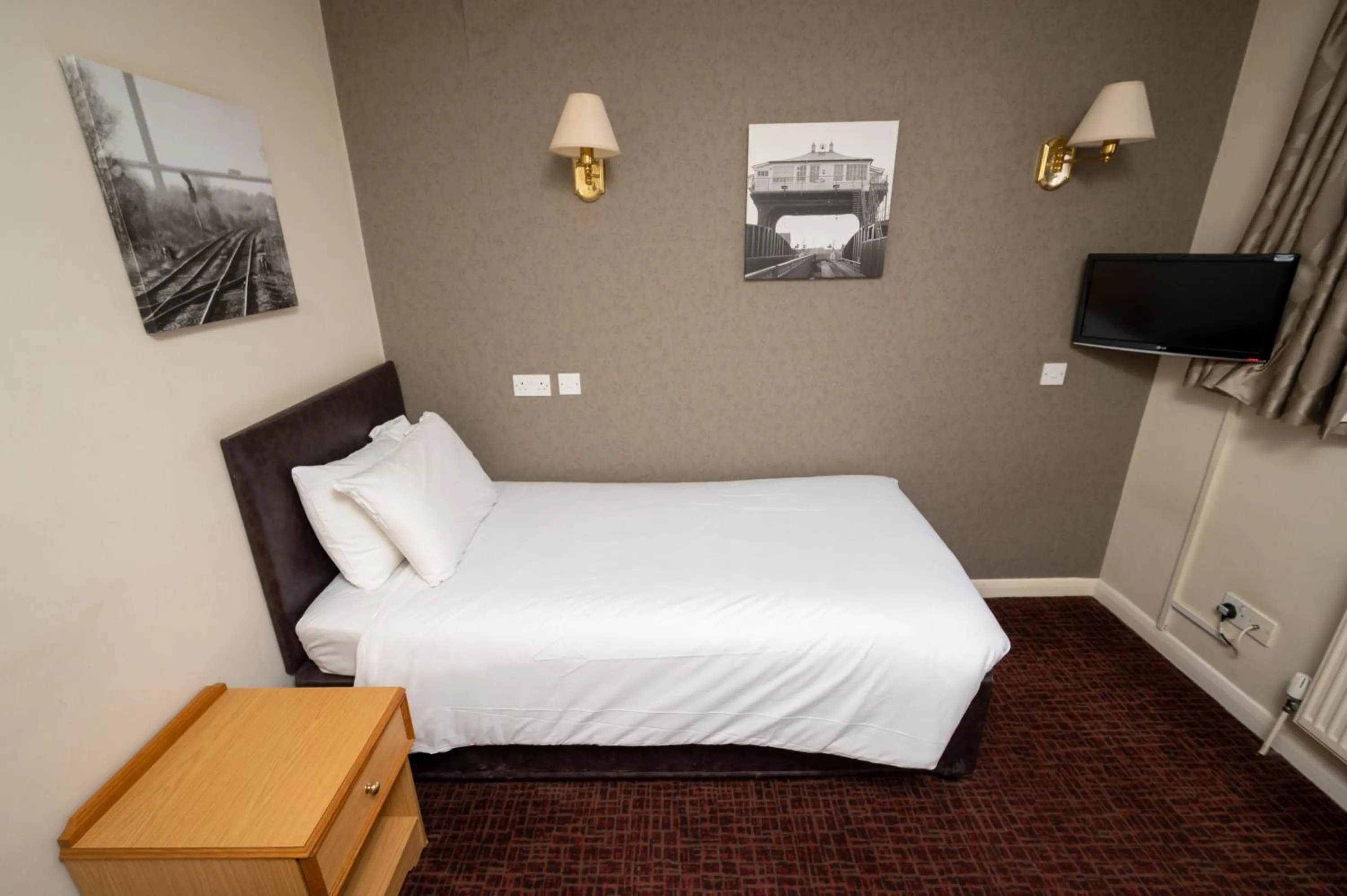 Bedroom, Bed in Old Grey Mare Inn by Greene King Inns