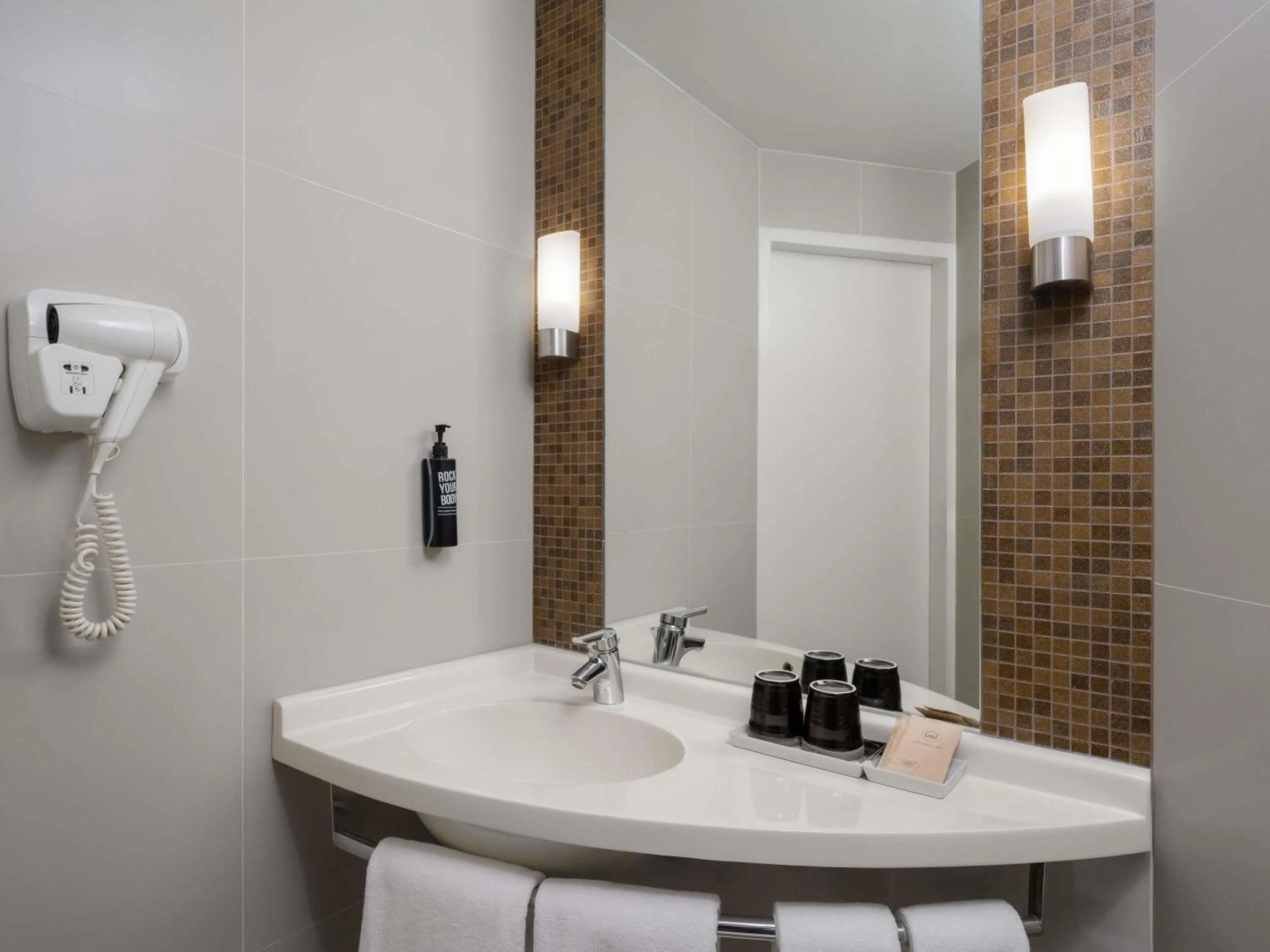 Bedroom in ibis Bangkok Siam