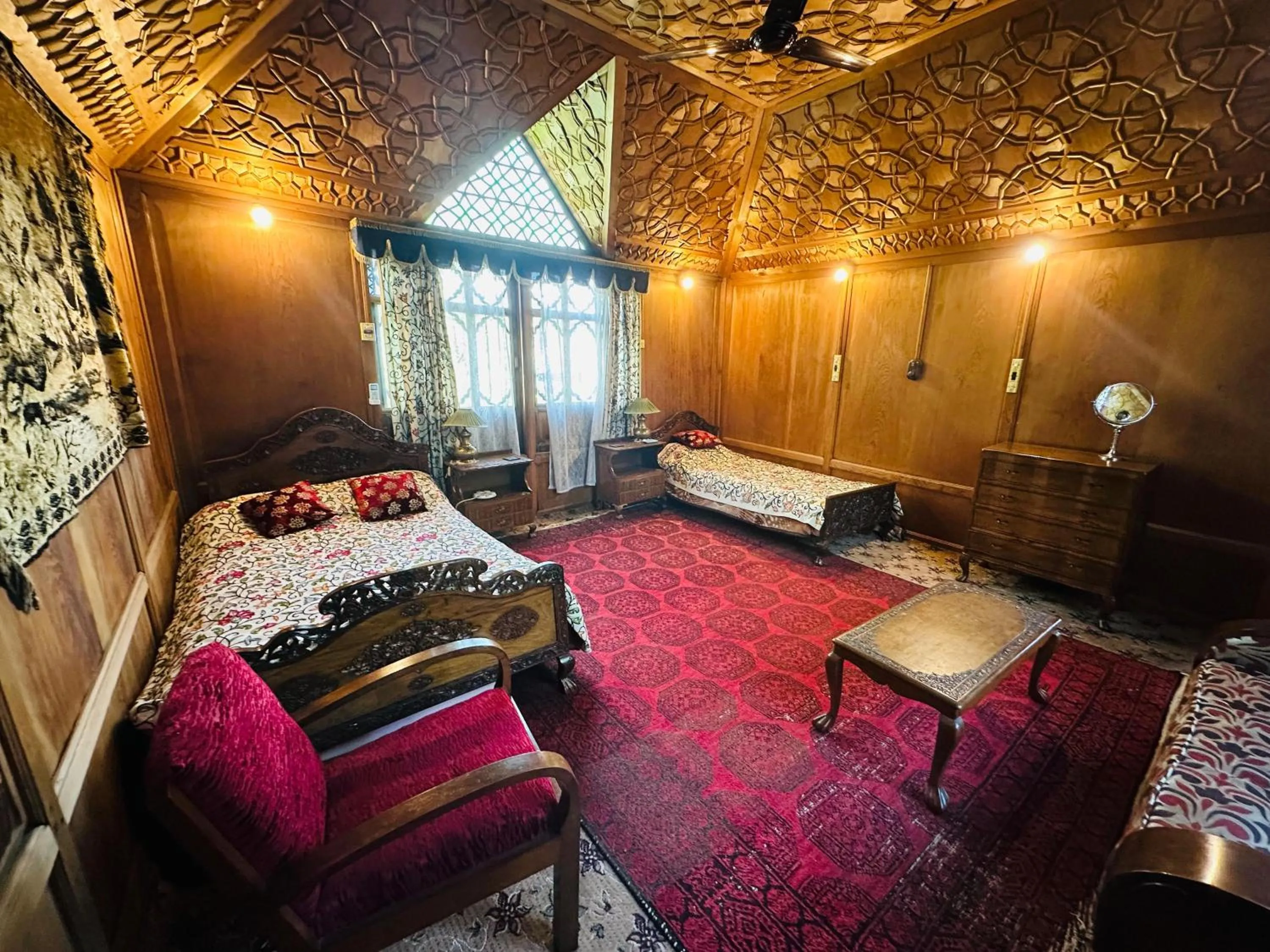 Bed in Maharaja palace houseboat