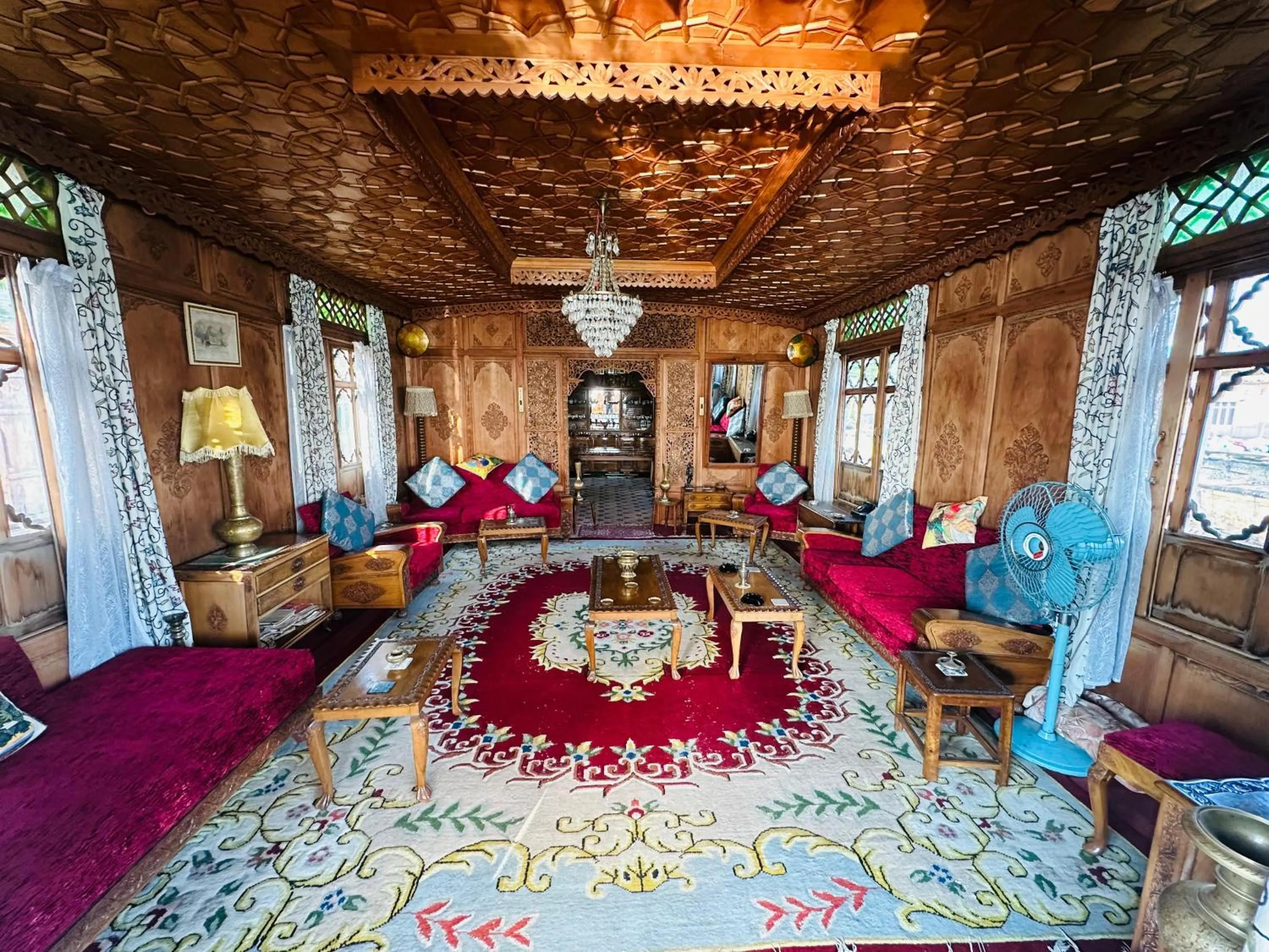 Maharaja palace houseboat