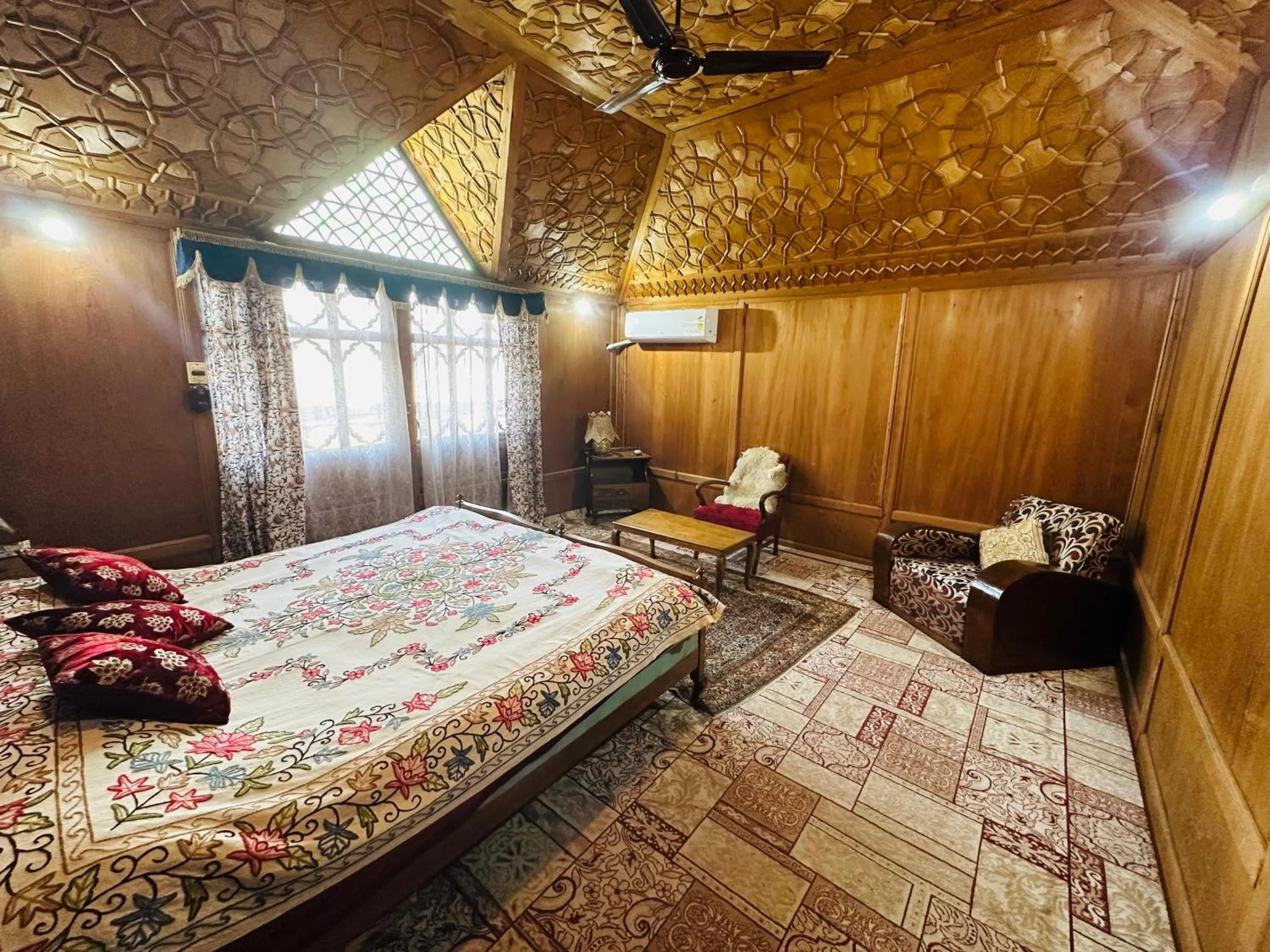 Bed in Maharaja palace houseboat