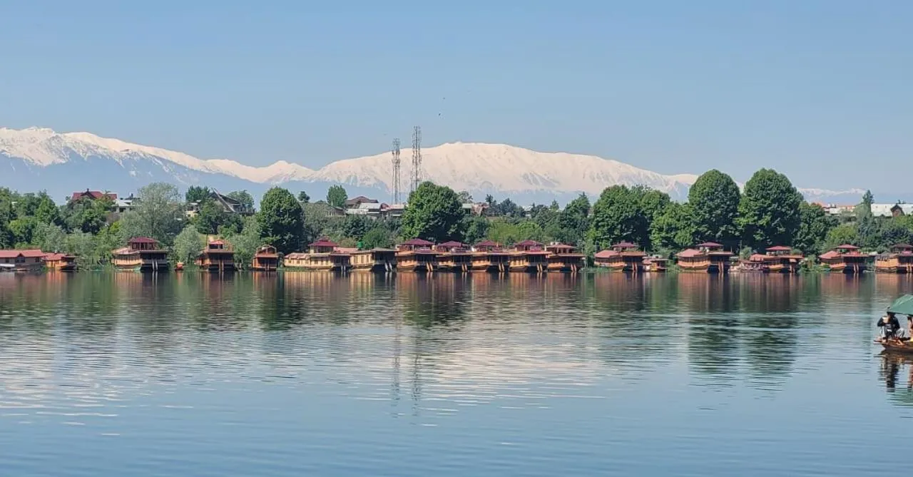 Maharaja palace houseboat