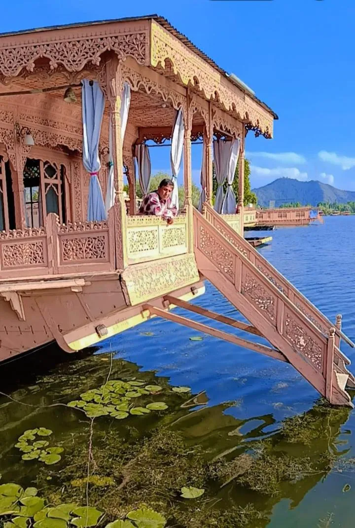 Maharaja palace houseboat