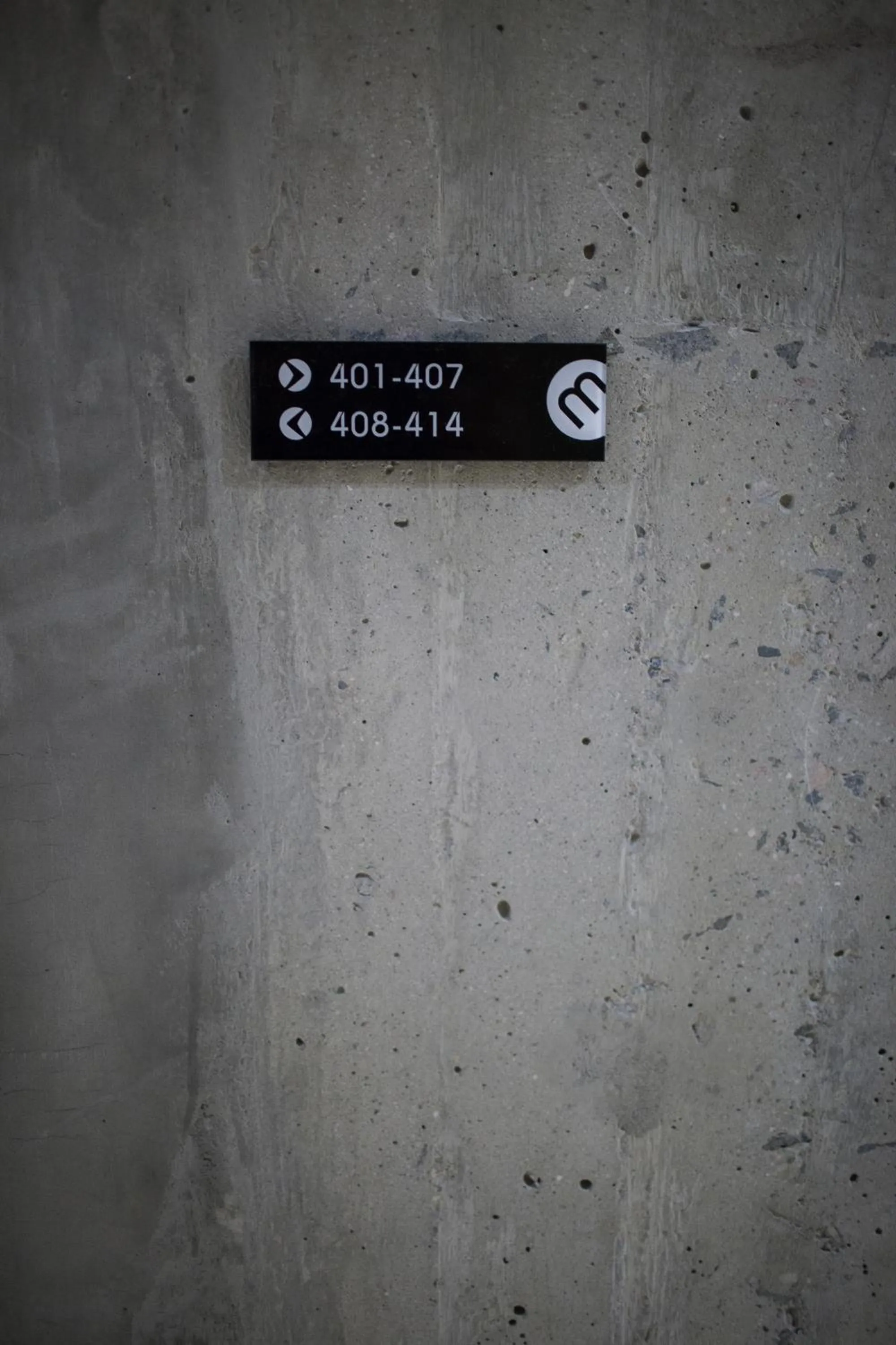 Logo/Certificate/Sign in Moment Hotels