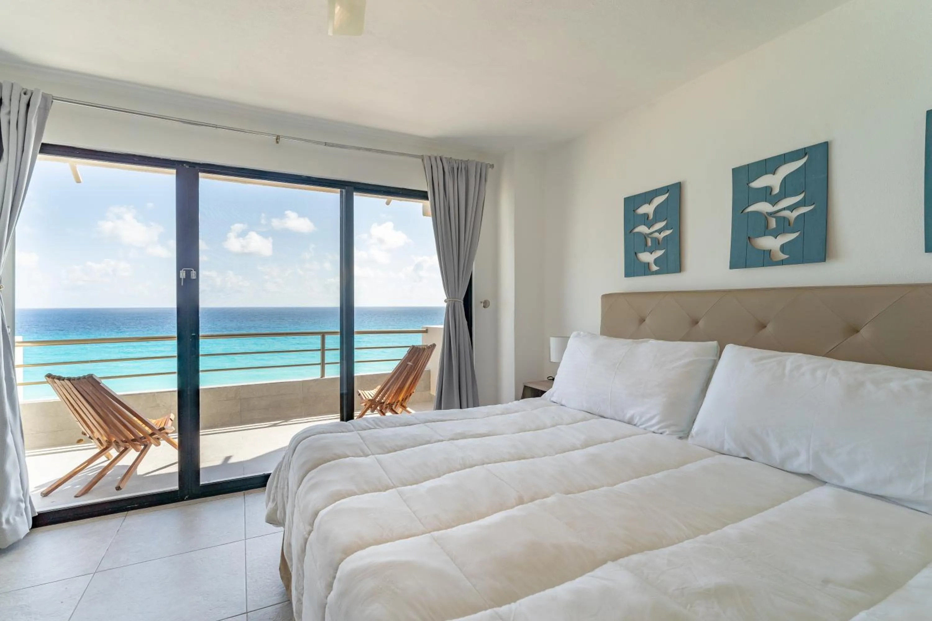 Photo of the whole room, Bed in Sparkling Ocean View in Cancun