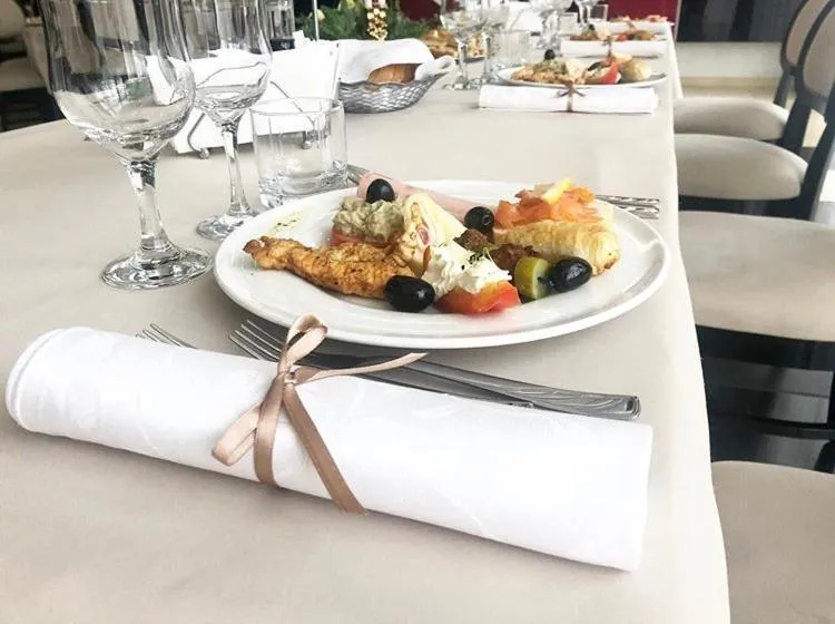 Food and drinks in Hotel Pami