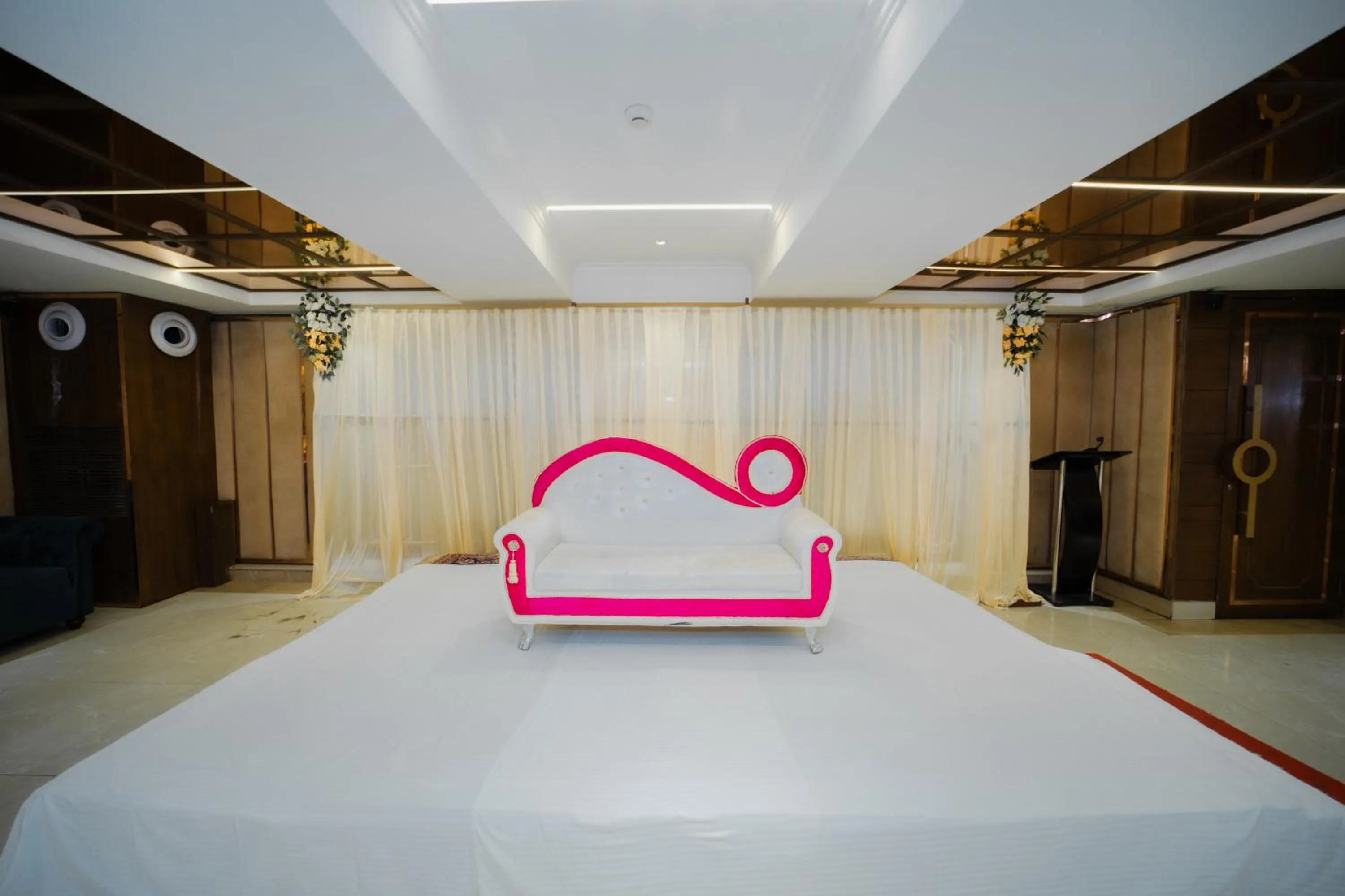 Banquet/Function facilities, Bed in New Hotel Broadway