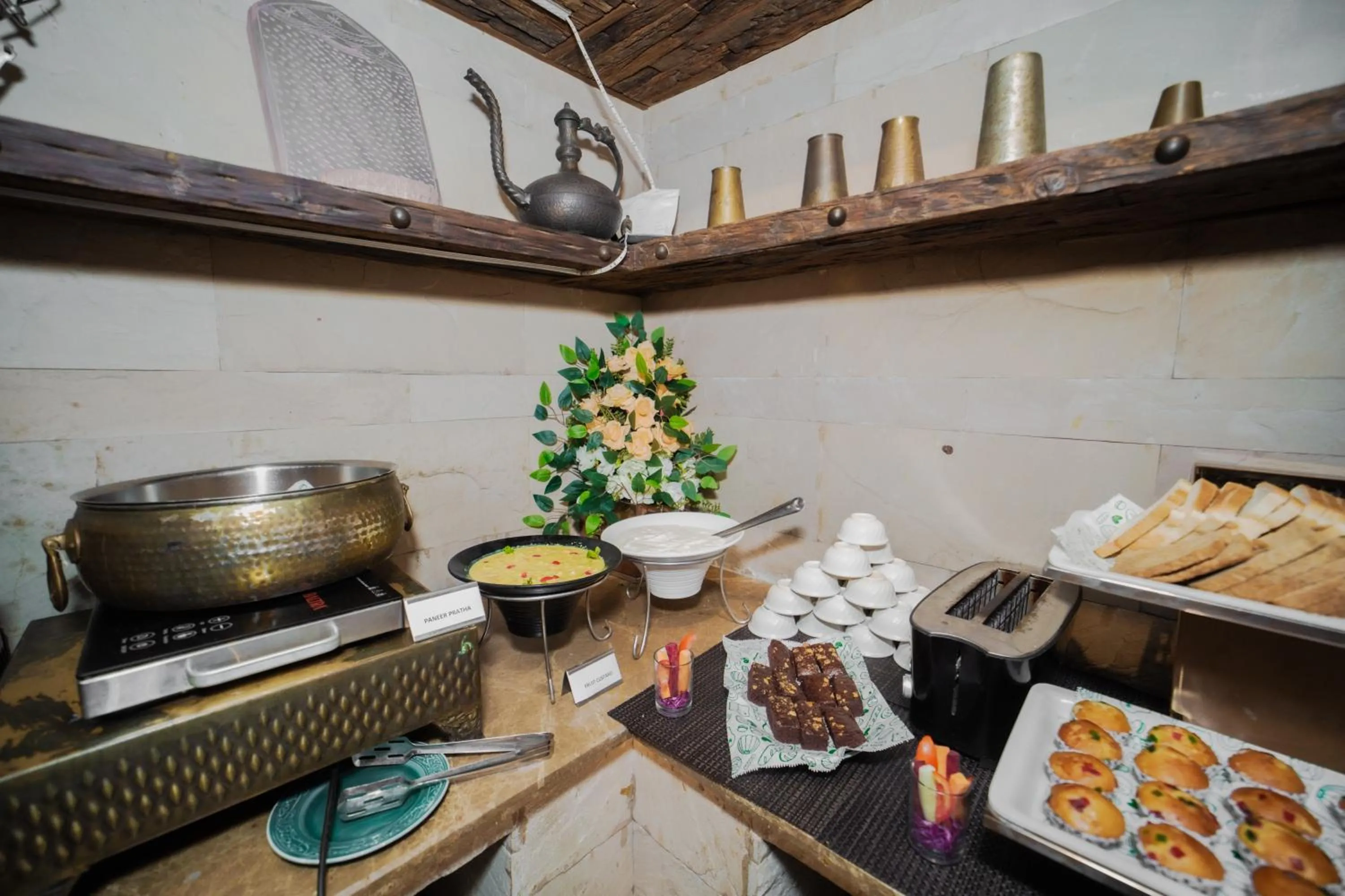 Restaurant/places to eat in New Hotel Broadway