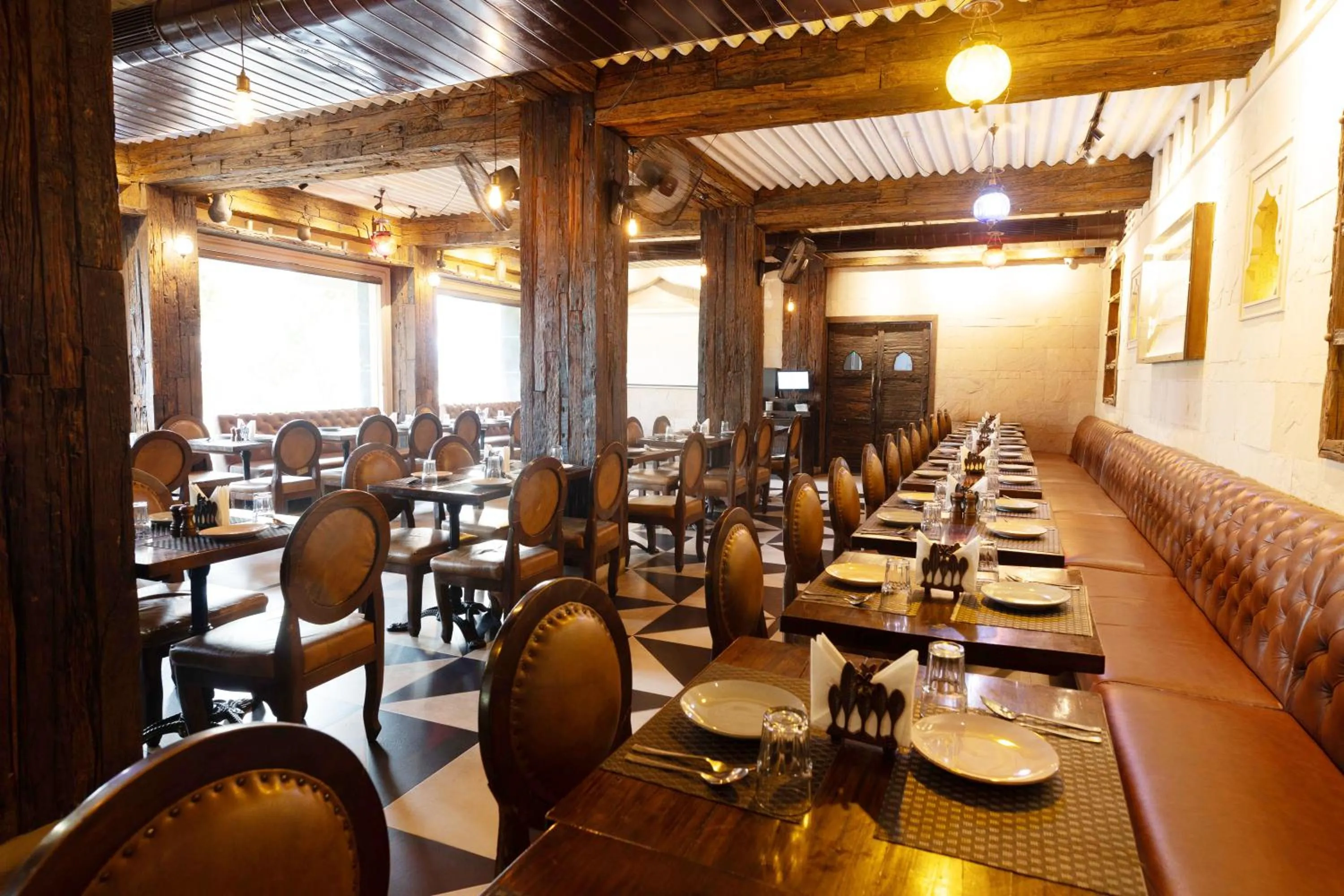 Restaurant/places to eat in New Hotel Broadway