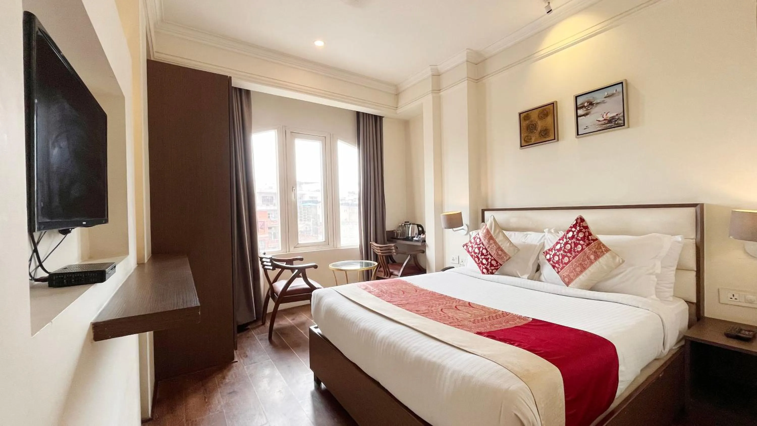 Photo of the whole room, Bed in New Hotel Broadway