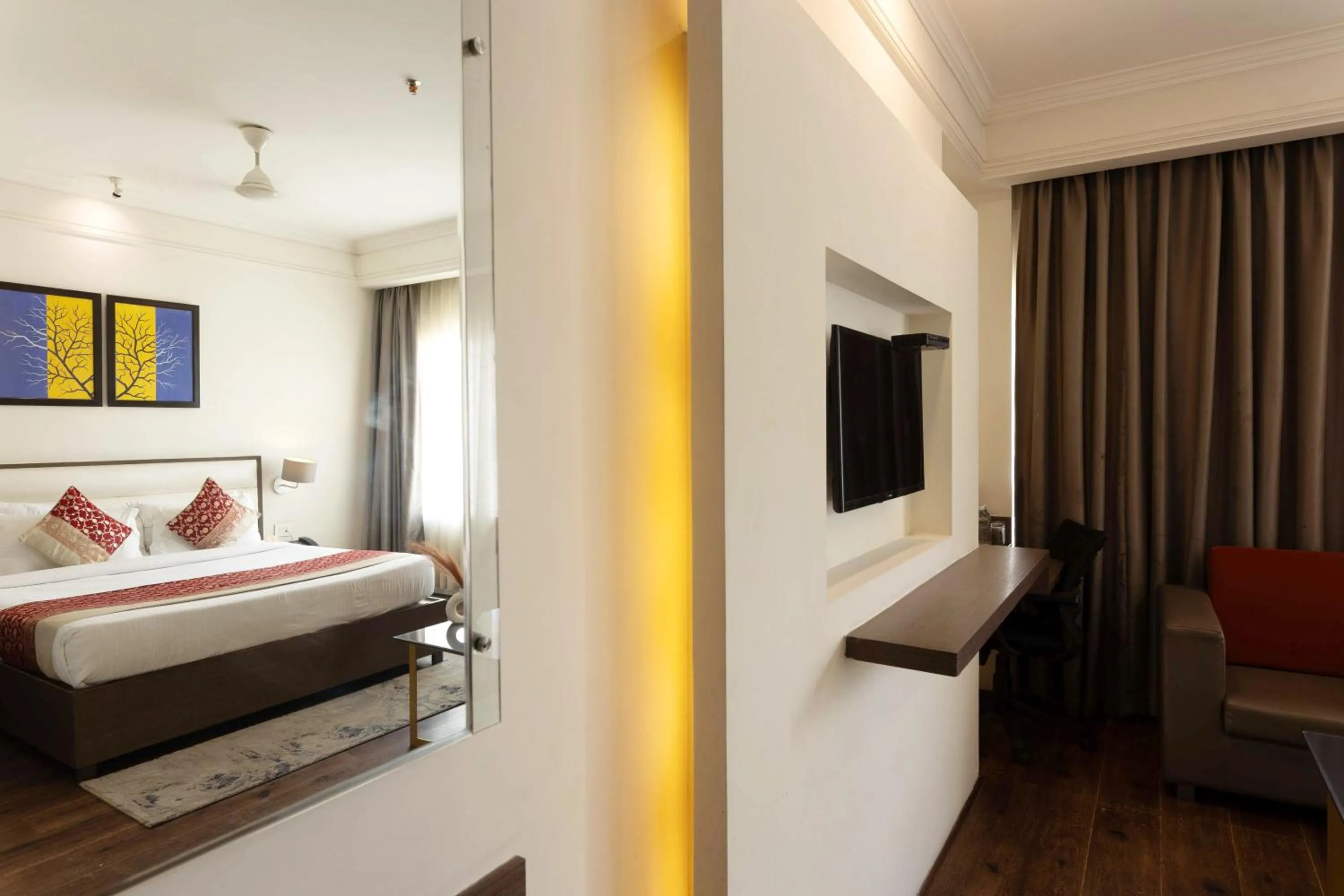 Photo of the whole room, Bed in New Hotel Broadway