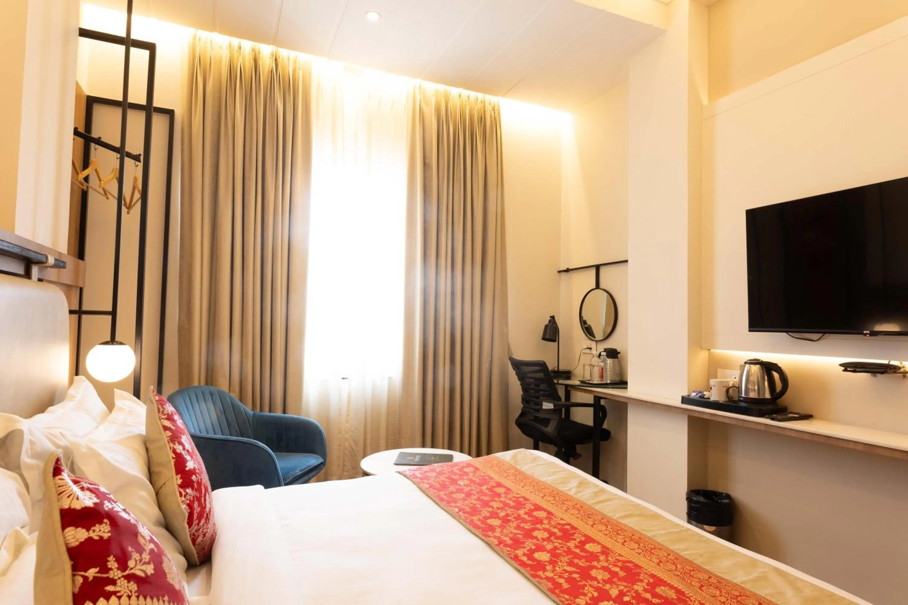 Photo of the whole room, Bed in New Hotel Broadway