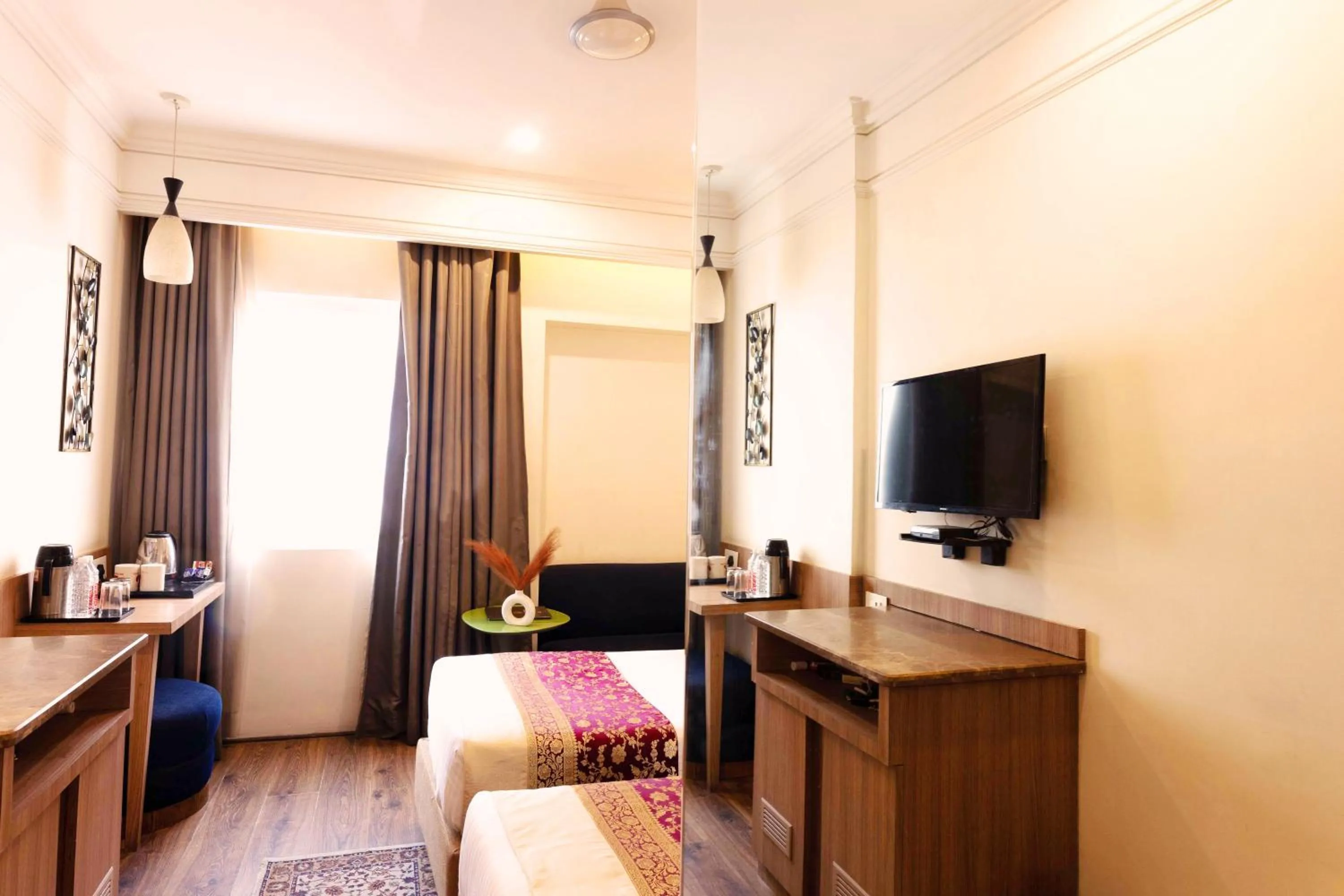 Photo of the whole room, Bed in New Hotel Broadway