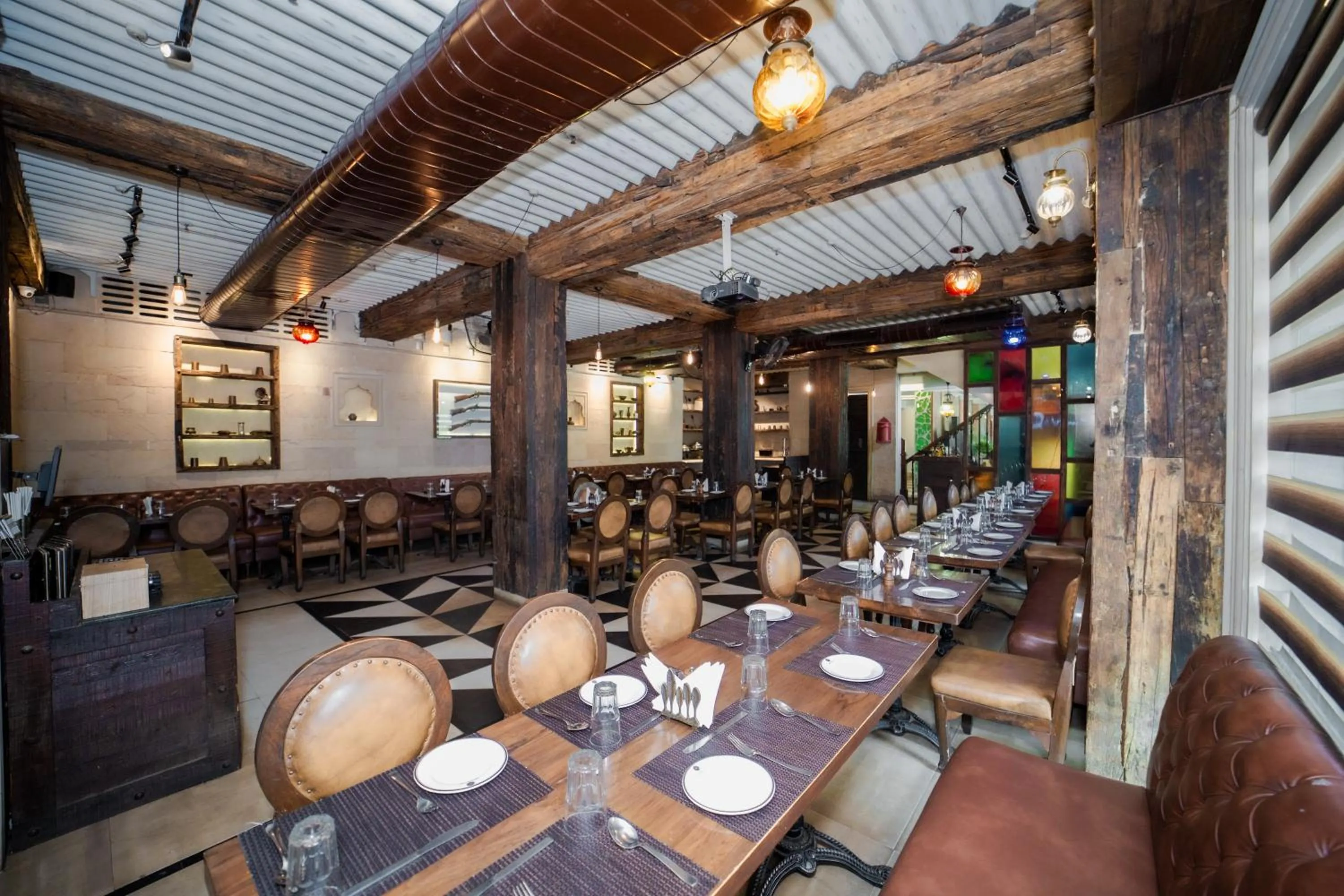 Restaurant/places to eat in New Hotel Broadway