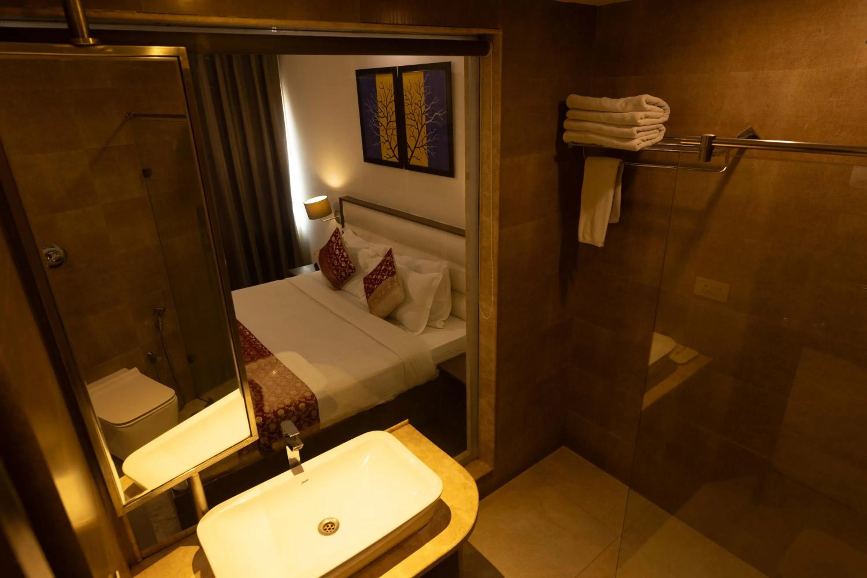 Photo of the whole room, Bed in New Hotel Broadway