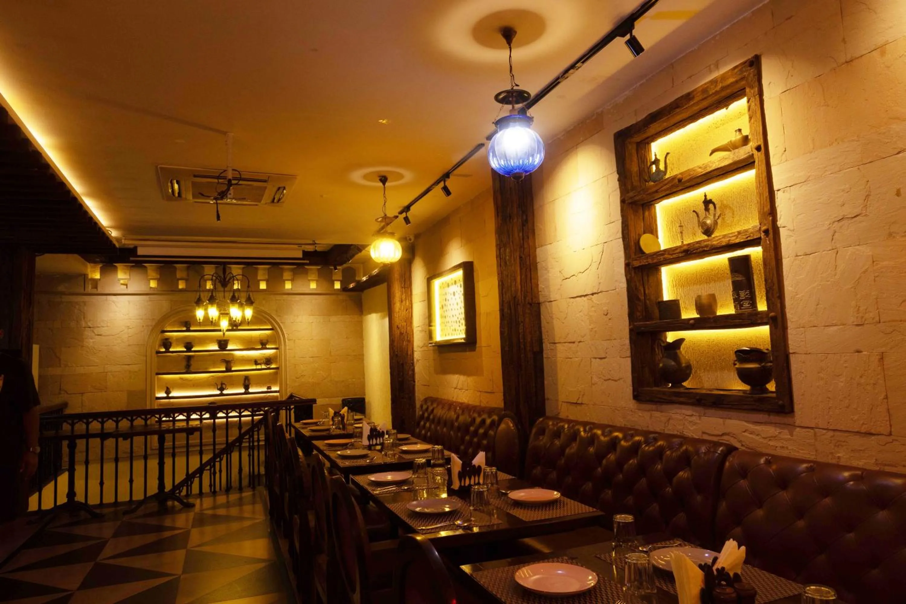 Restaurant/places to eat in New Hotel Broadway