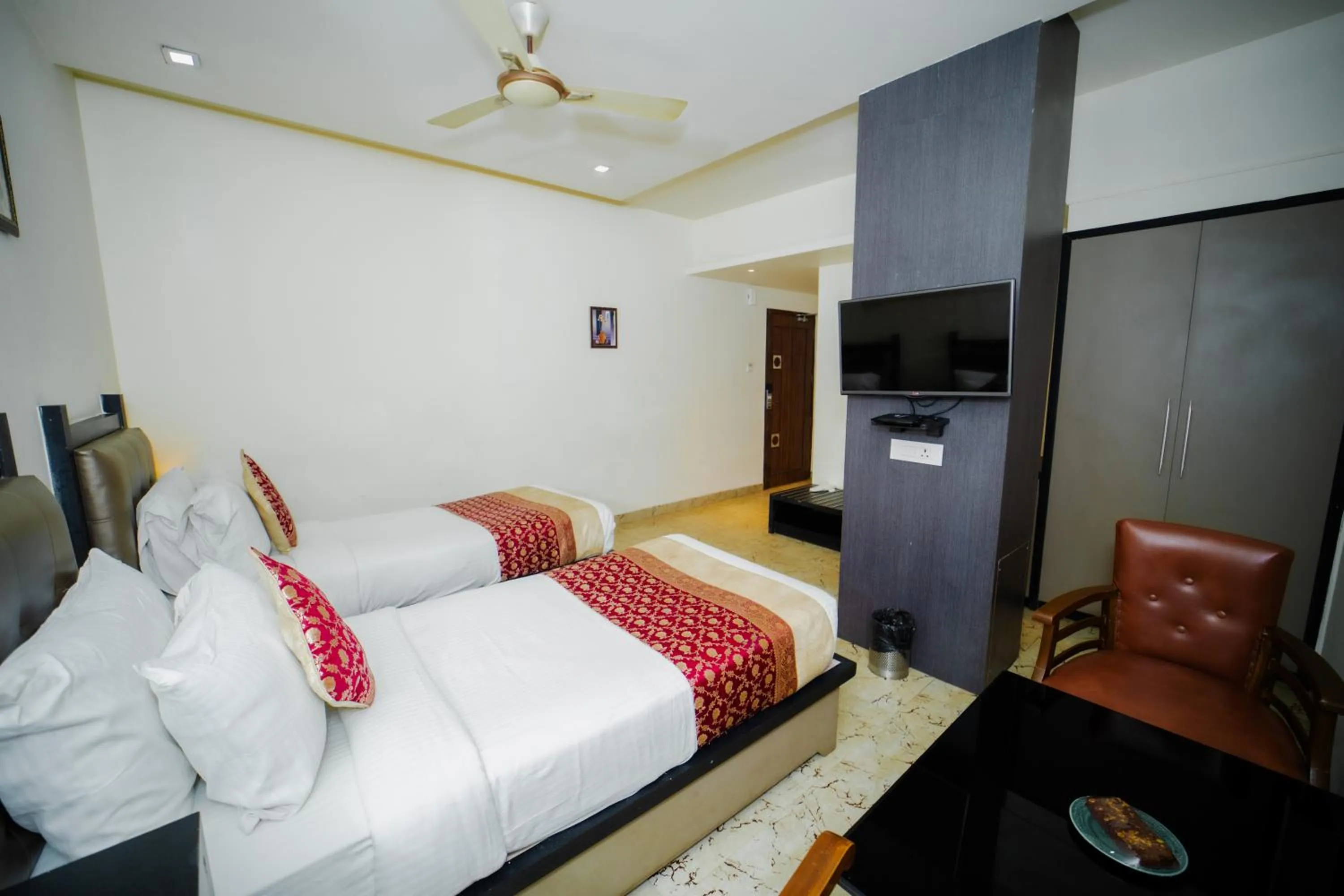 Photo of the whole room, Bed in New Hotel Broadway