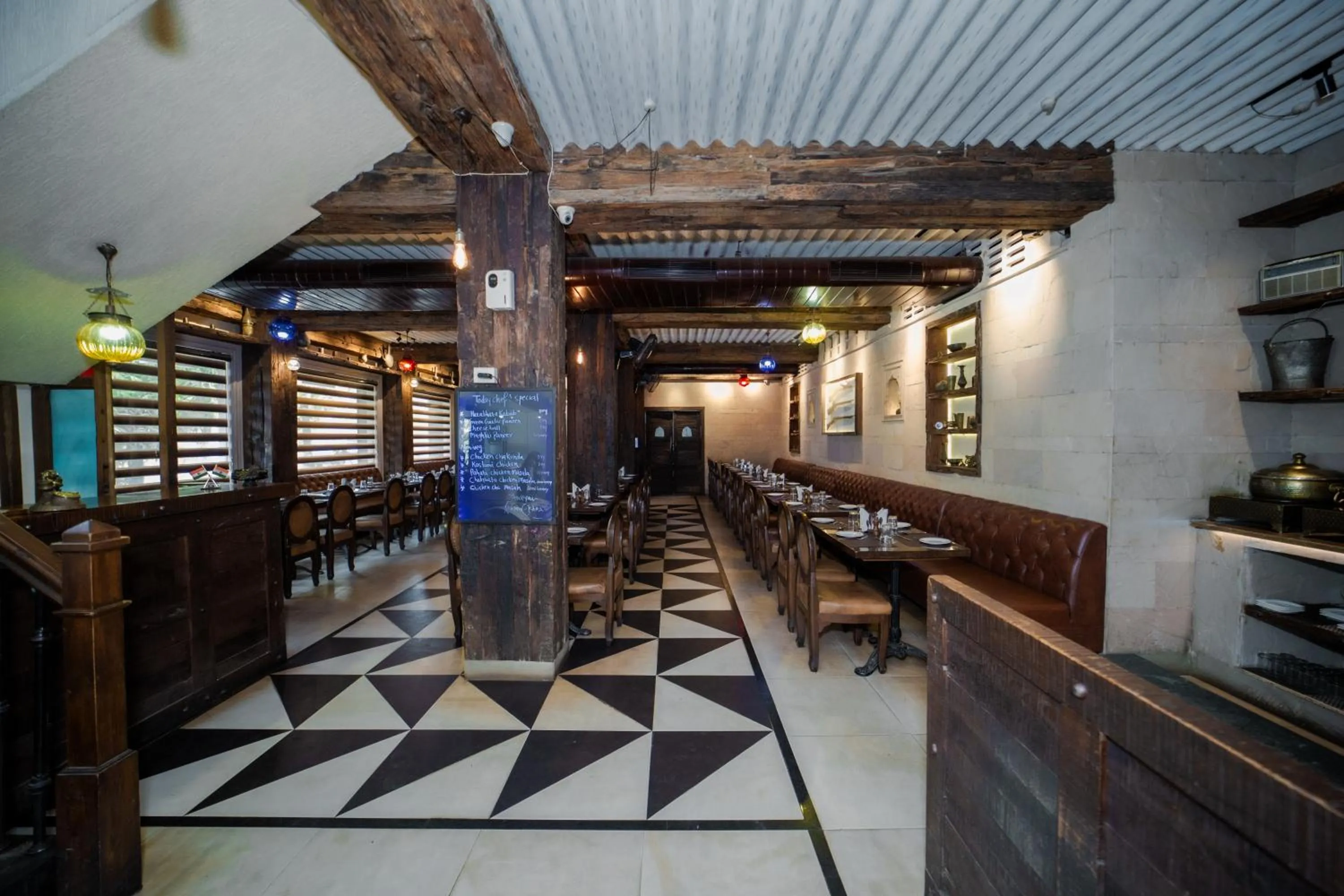 Restaurant/places to eat in New Hotel Broadway