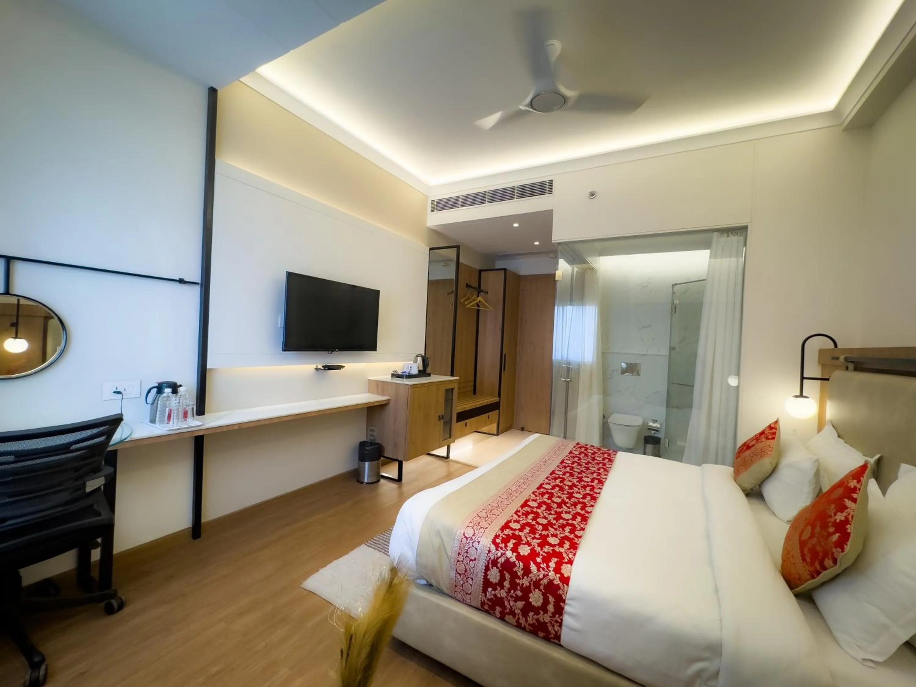 Photo of the whole room, Bed in New Hotel Broadway