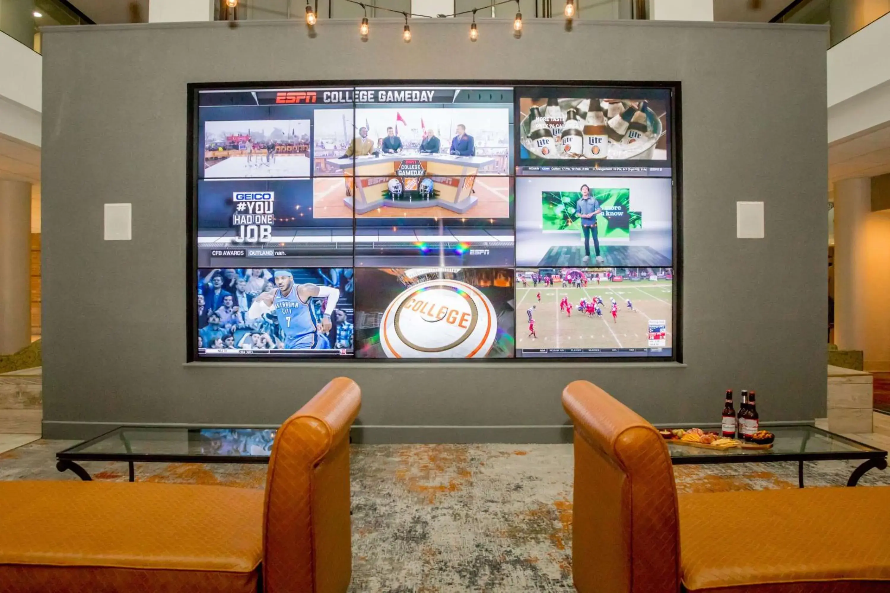 Lounge or bar in Embassy Suites by Hilton Lexington Green Lounge or bar in Embassy Suites by Hilton Lexington Green