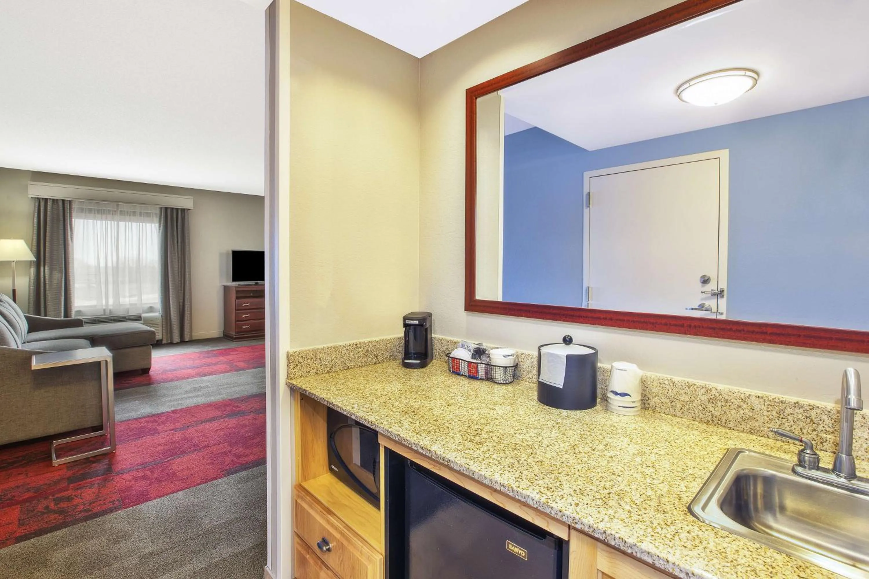 Kitchen or kitchenette in Hampton Inn & Suites Madison - West