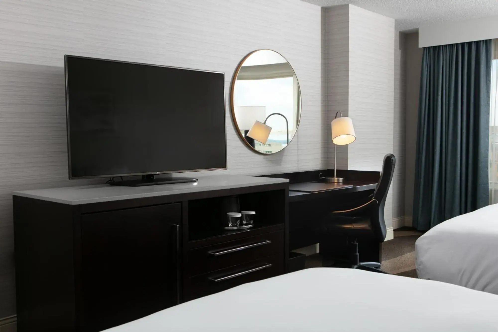 King Room with Mobility Accessible Tub in Hilton Madison Monona Terrace King Room with Mobility Accessible Tub in Hilton Madison Monona Terrace