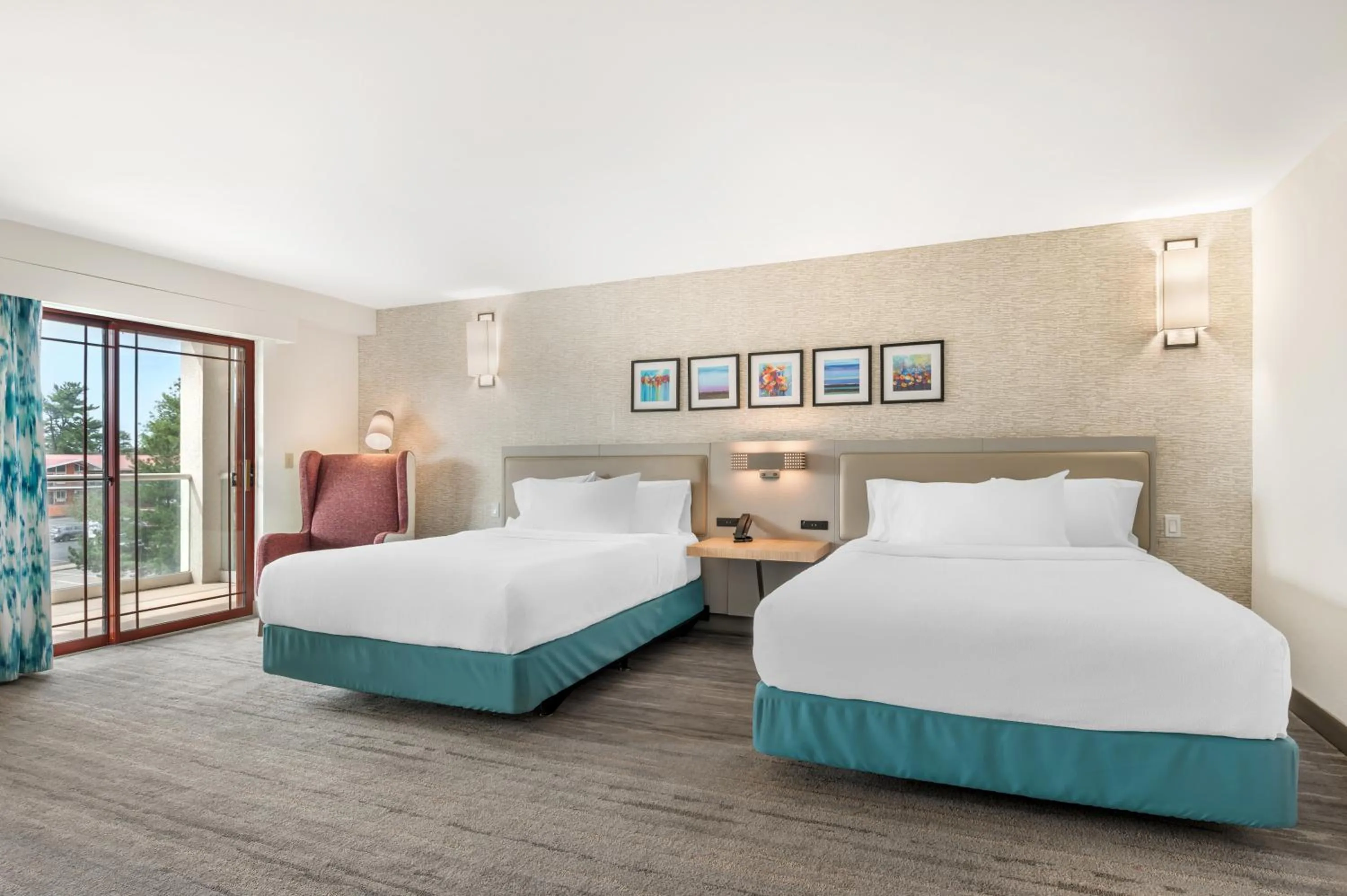 Balcony/Terrace, Bed in Hilton Garden Inn Wisconsin Dells