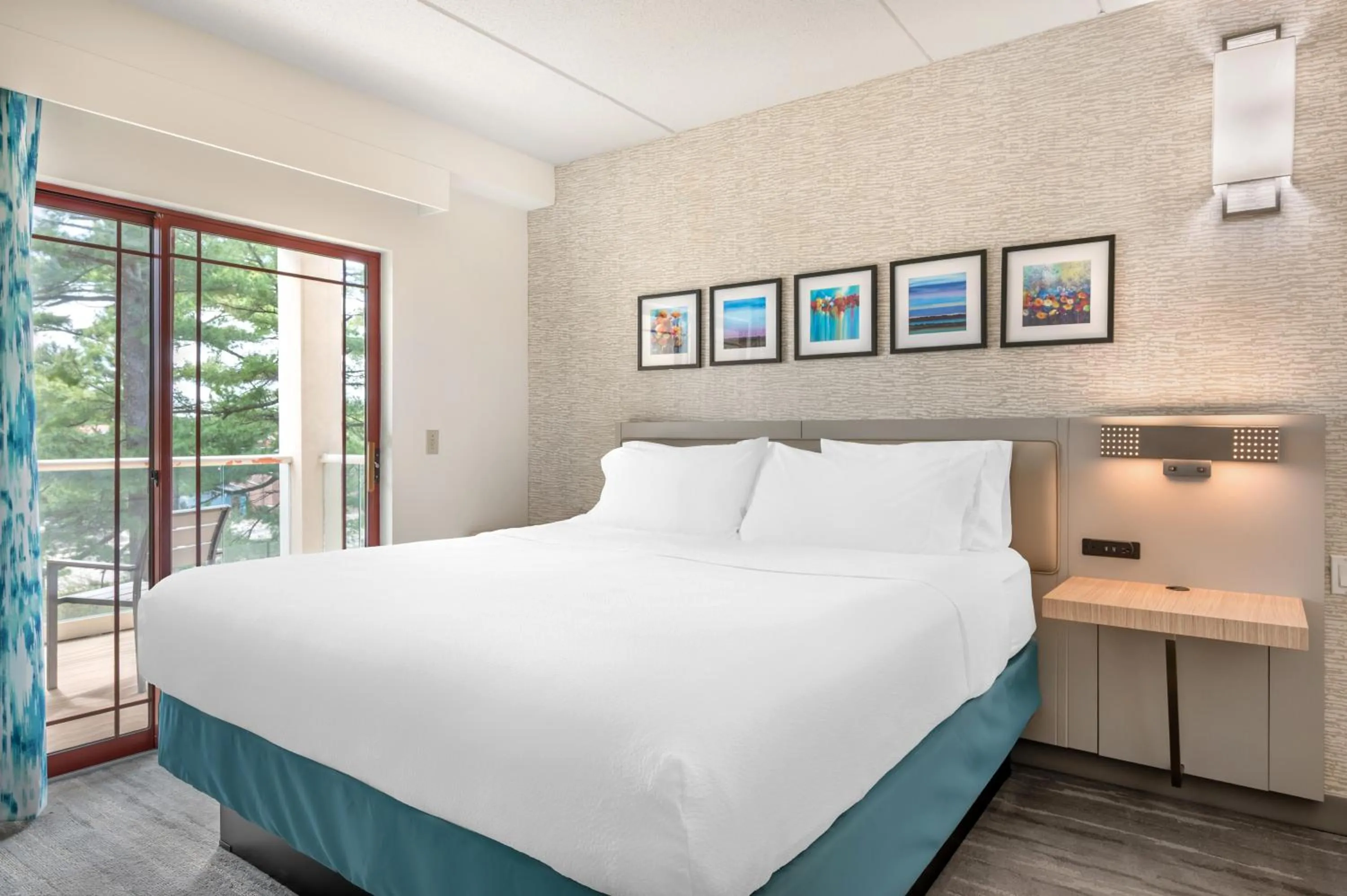 Balcony/Terrace, Bed in Hilton Garden Inn Wisconsin Dells