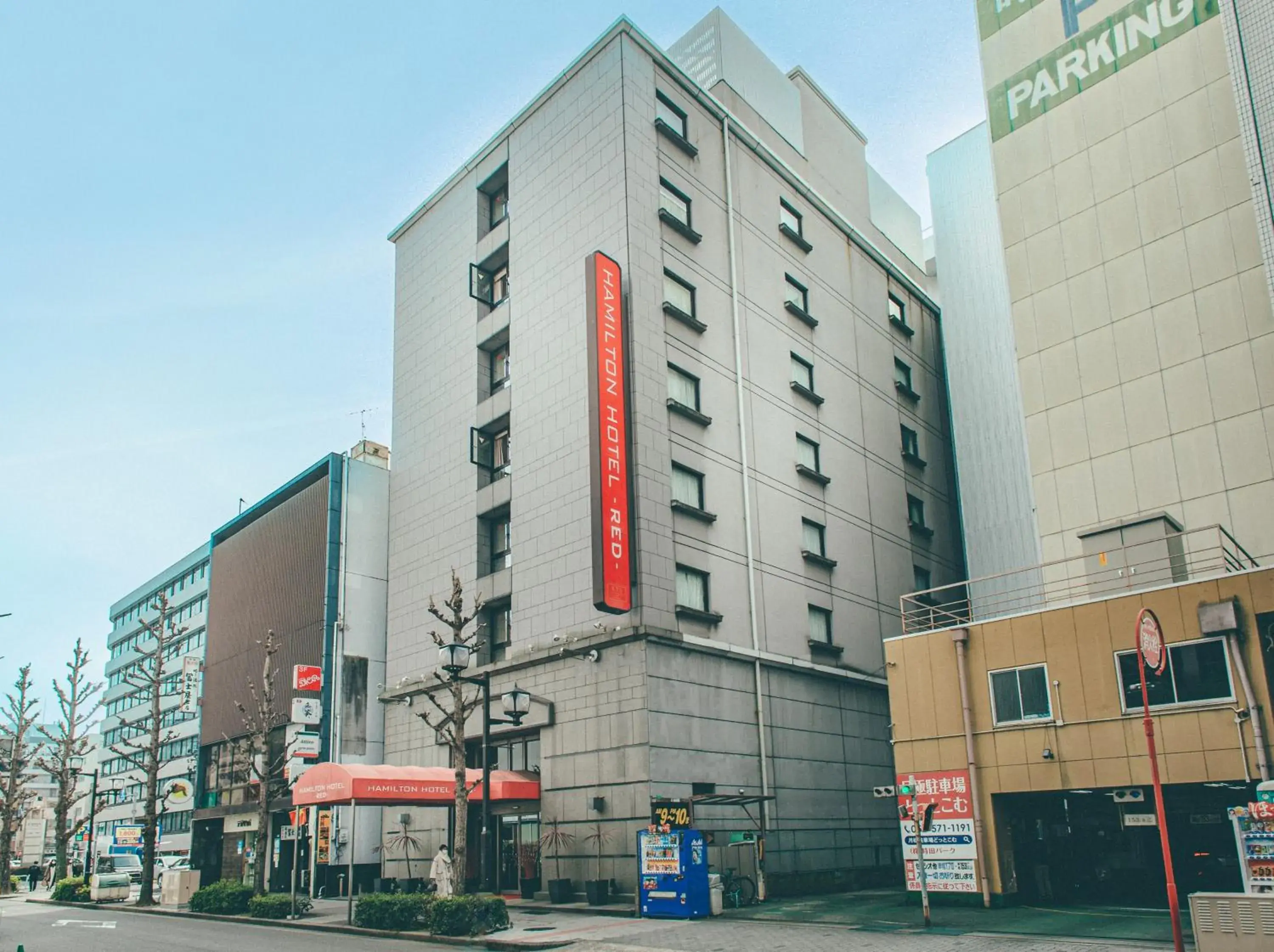 Property building in Hamilton Hotel Red Property building in Hamilton Hotel Red