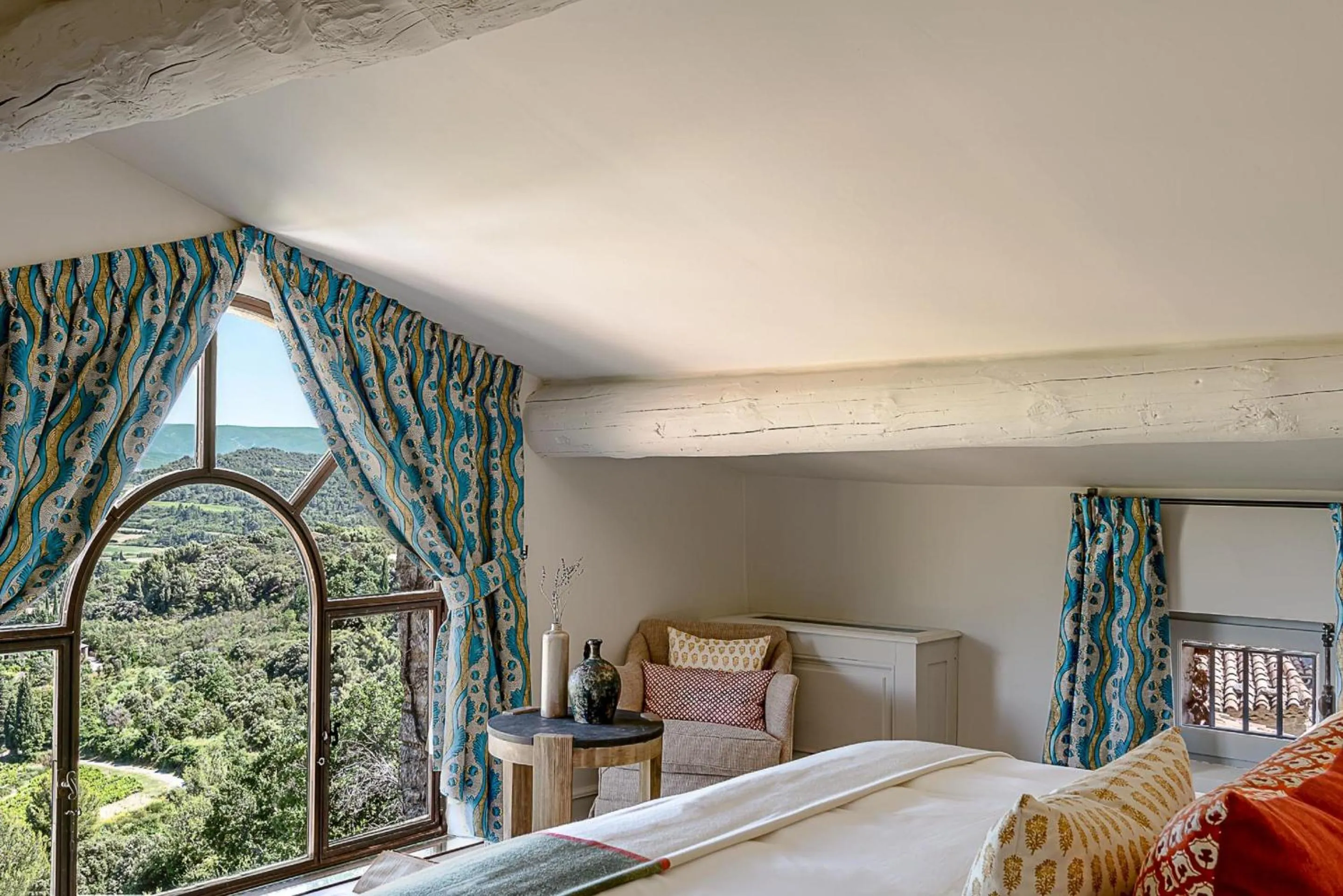 Bed in Hotel Crillon le Brave