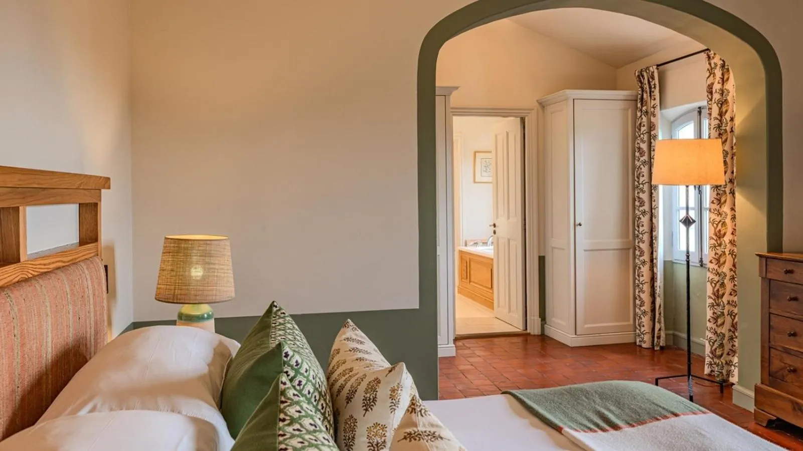 Bed in Hotel Crillon le Brave