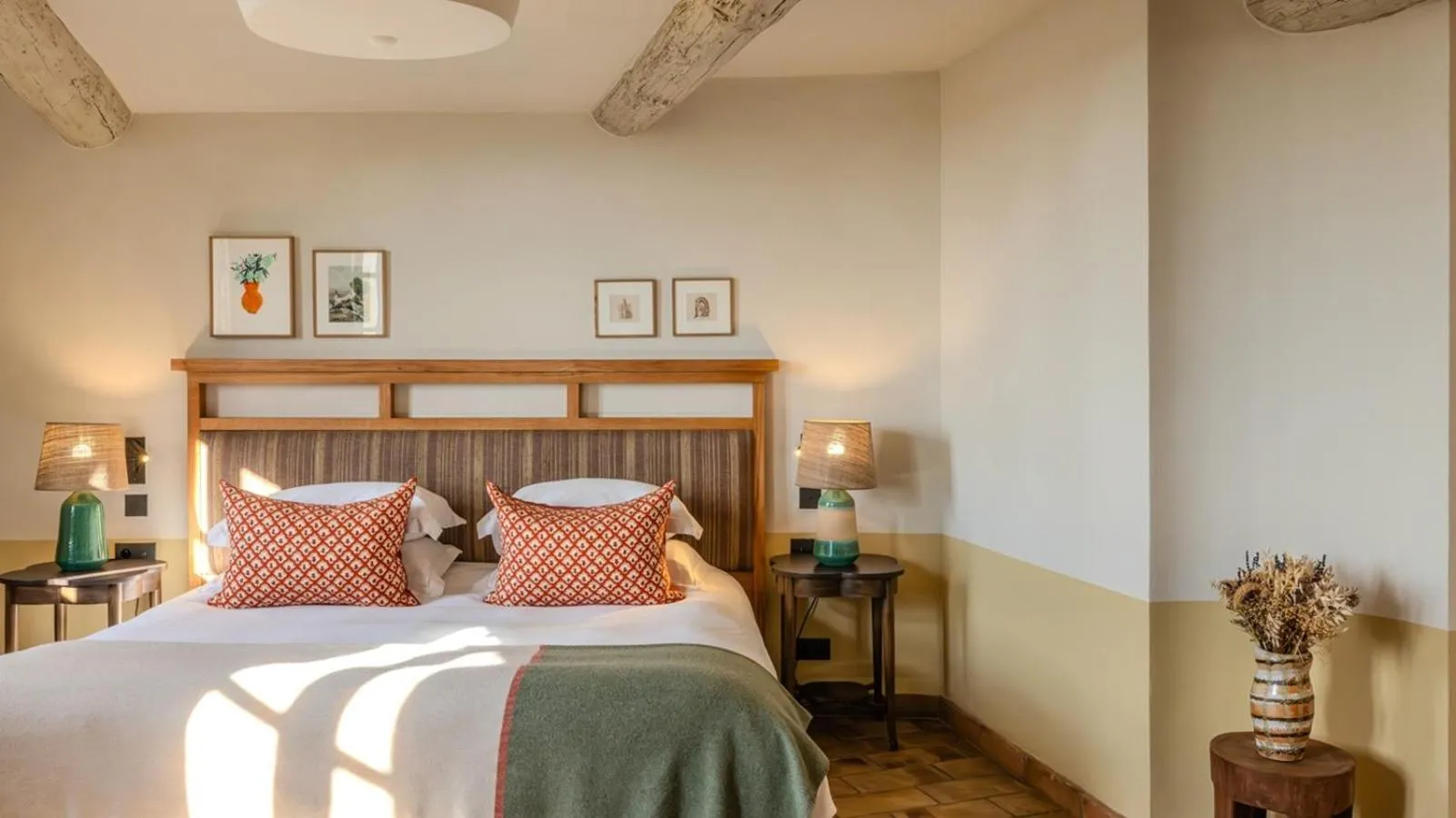 Bed in Hotel Crillon le Brave