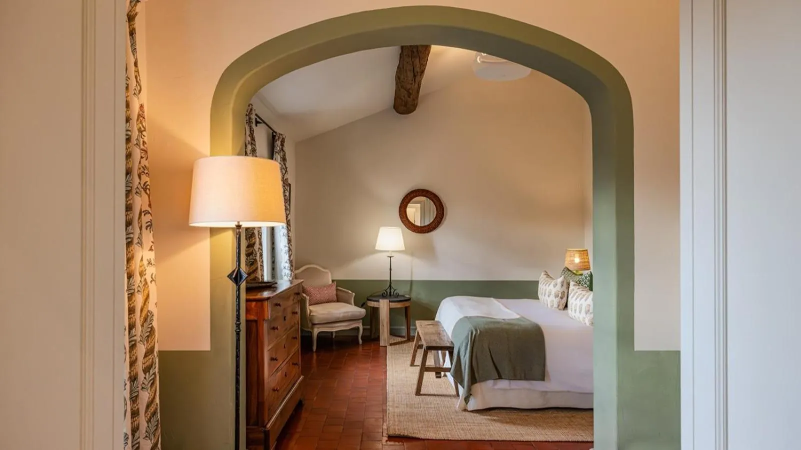 Bed in Hotel Crillon le Brave