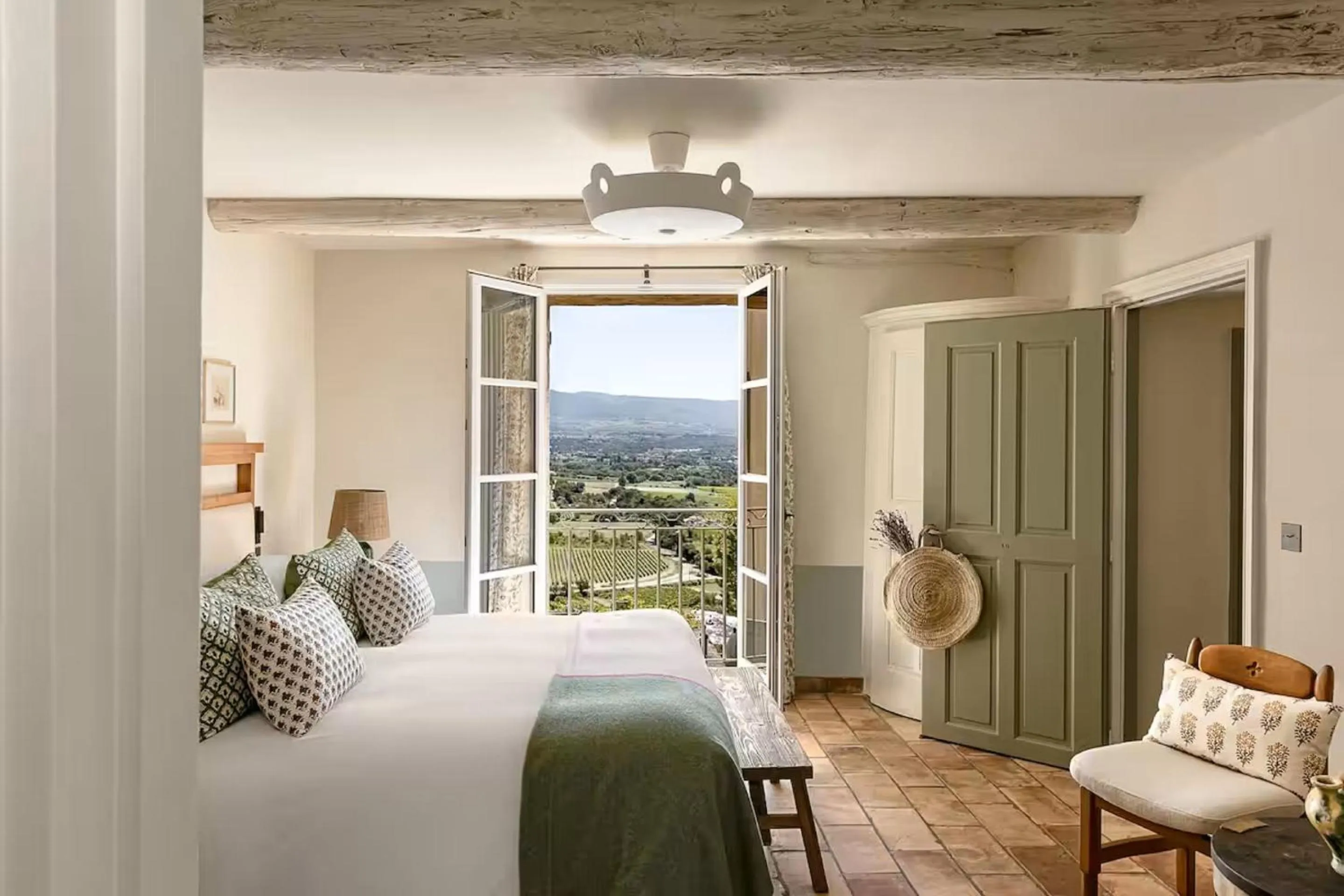 Bed in Hotel Crillon le Brave