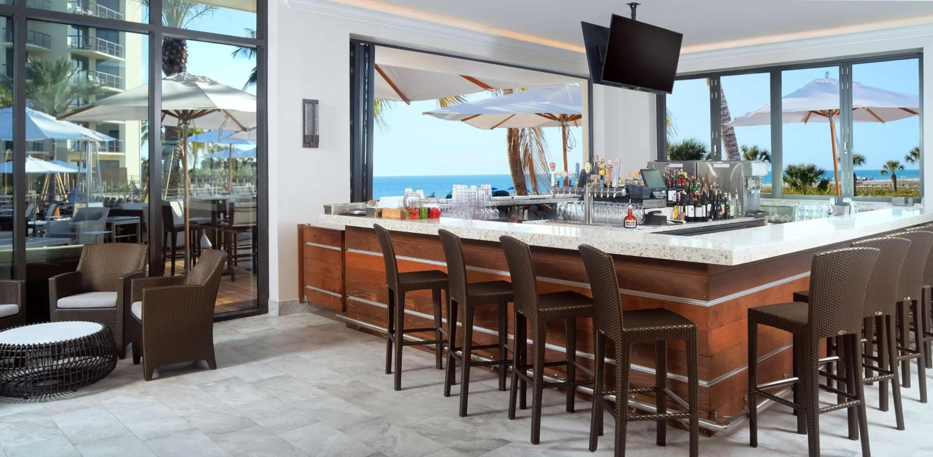 Lounge or bar in Hilton Marco Island Beach Resort and Spa