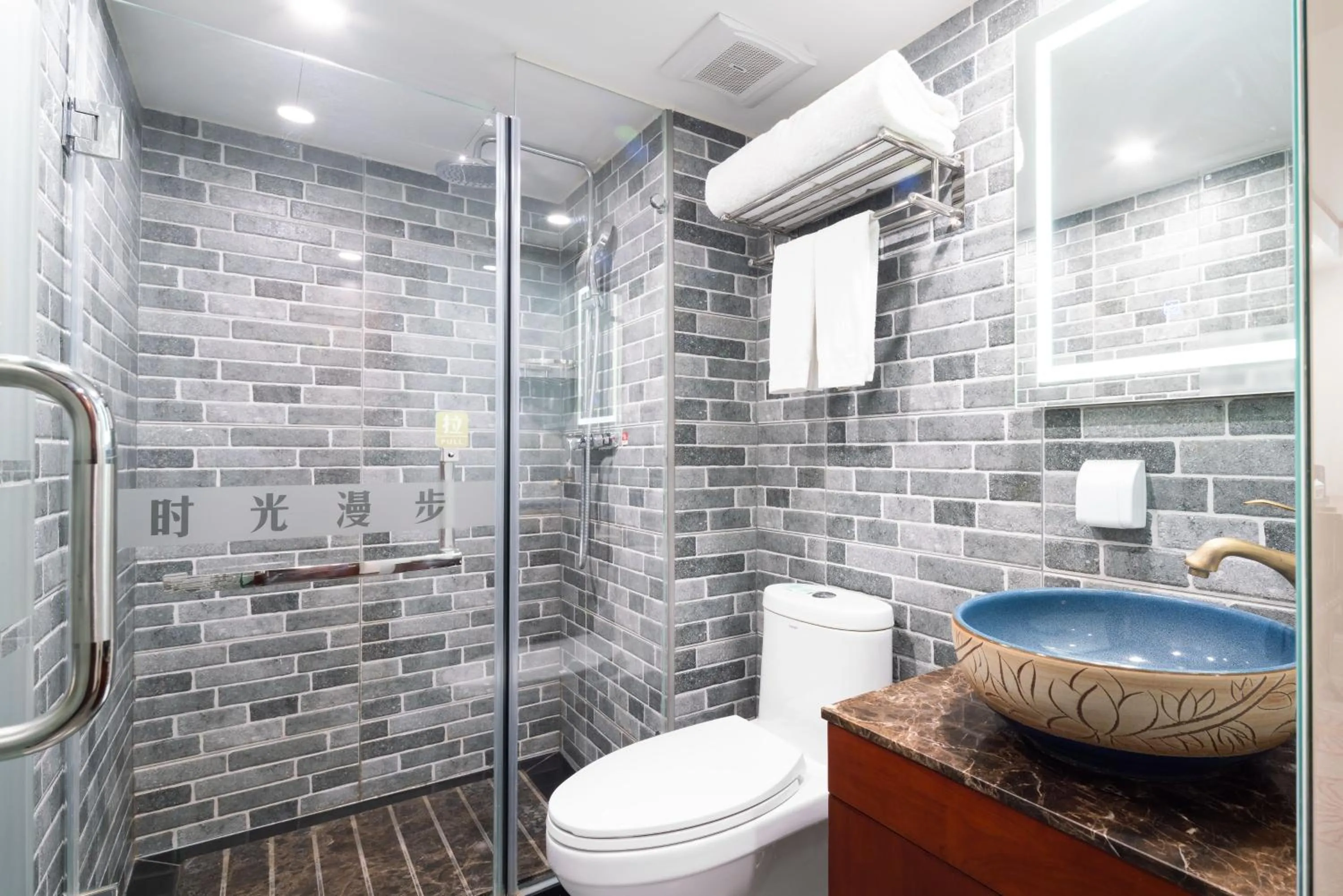 Shower in Nostalgia Hotel（Beijing Tiananmen Square）
