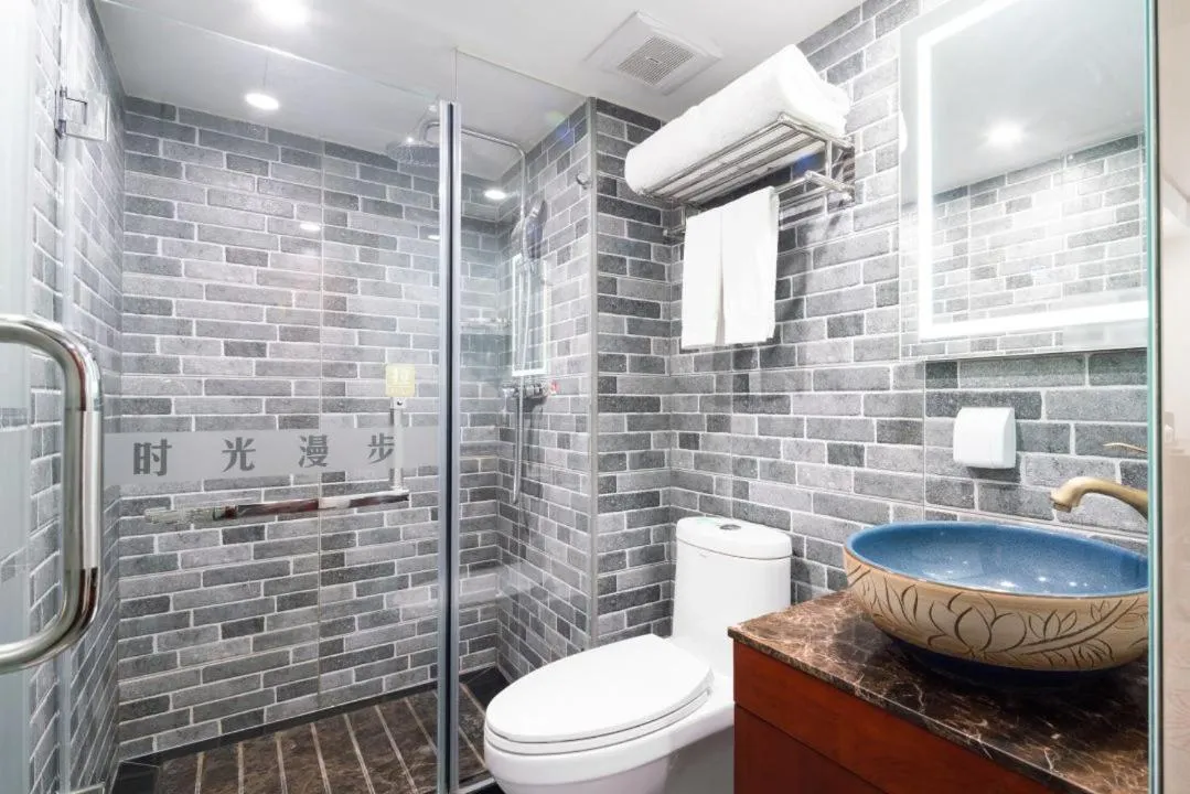 Shower in Nostalgia Hotel（Beijing Tiananmen Square）
