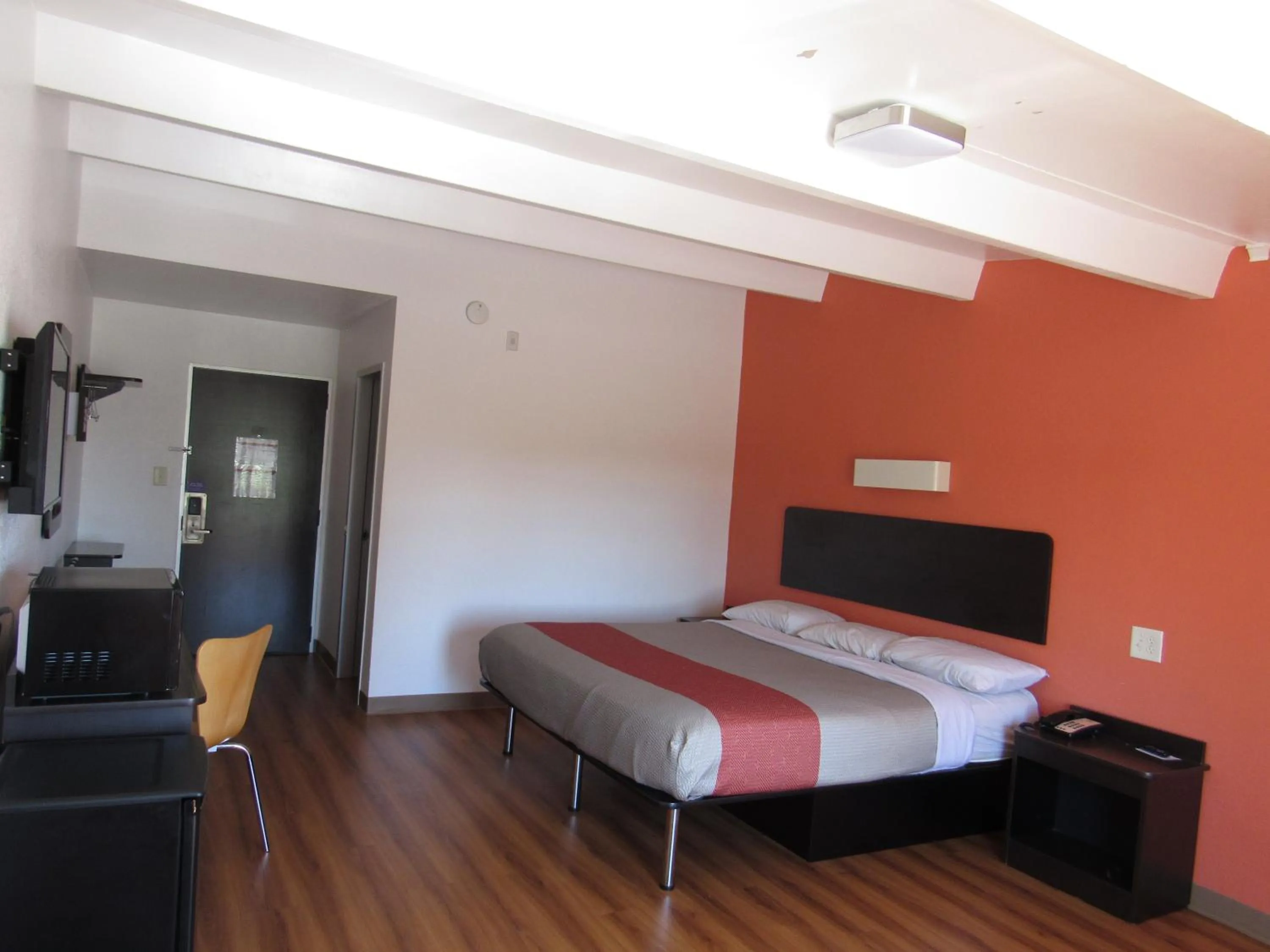 Photo of the whole room, Bed in Motel 6-White, GA - Cartersville