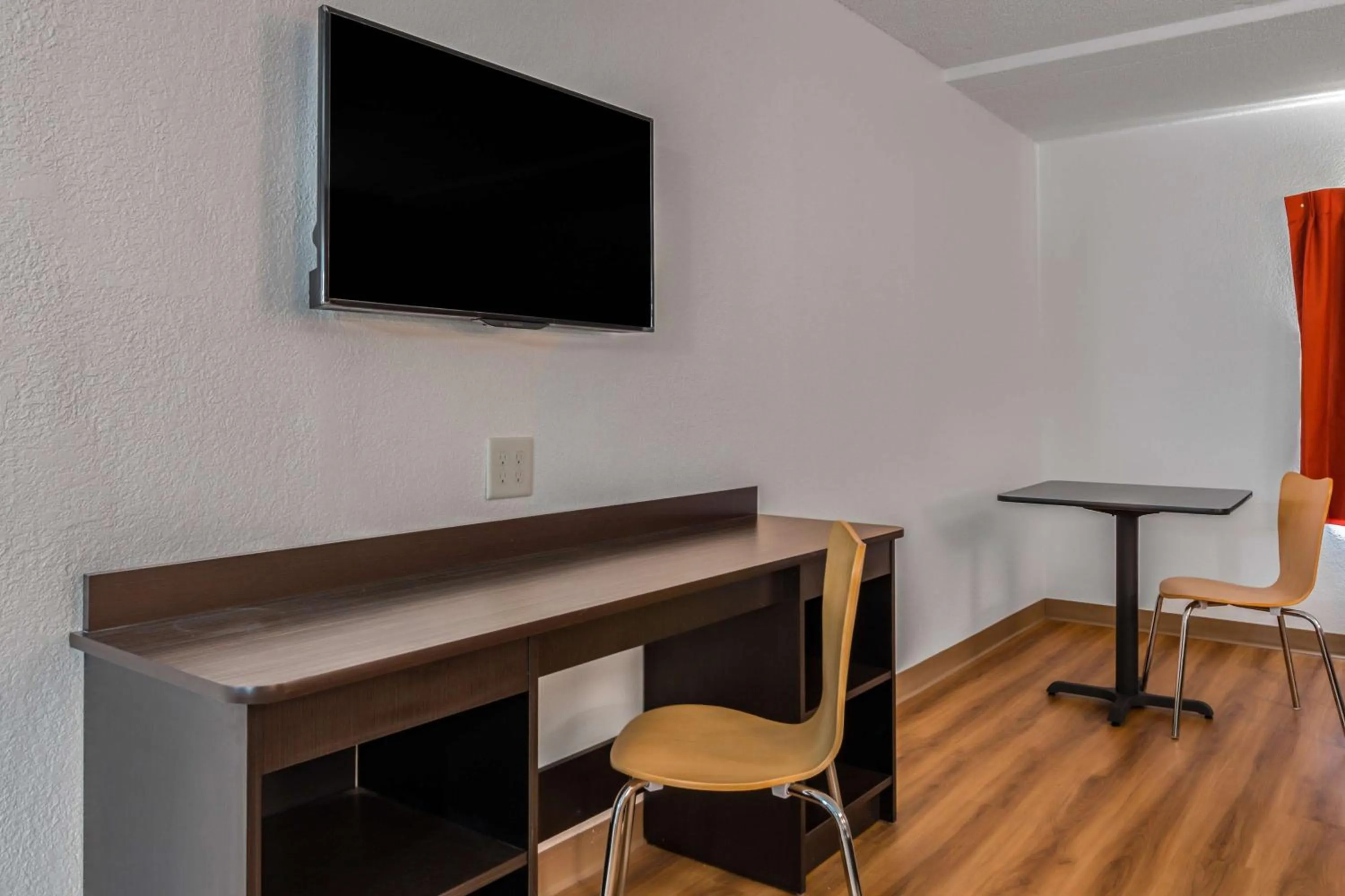 TV and multimedia in Motel 6-White, GA - Cartersville